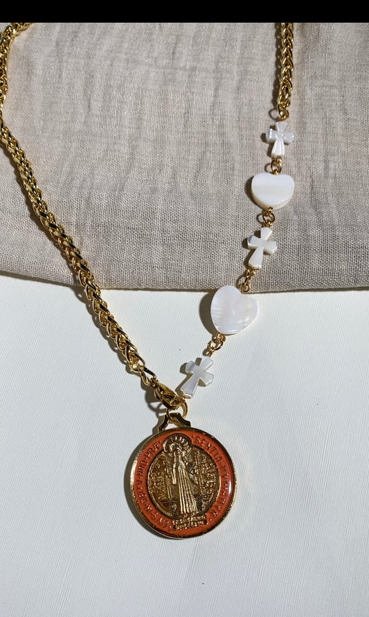 Collar Entorchado de Cruces y Corazones con Medalla de San Benito – Baño de Oro 24K