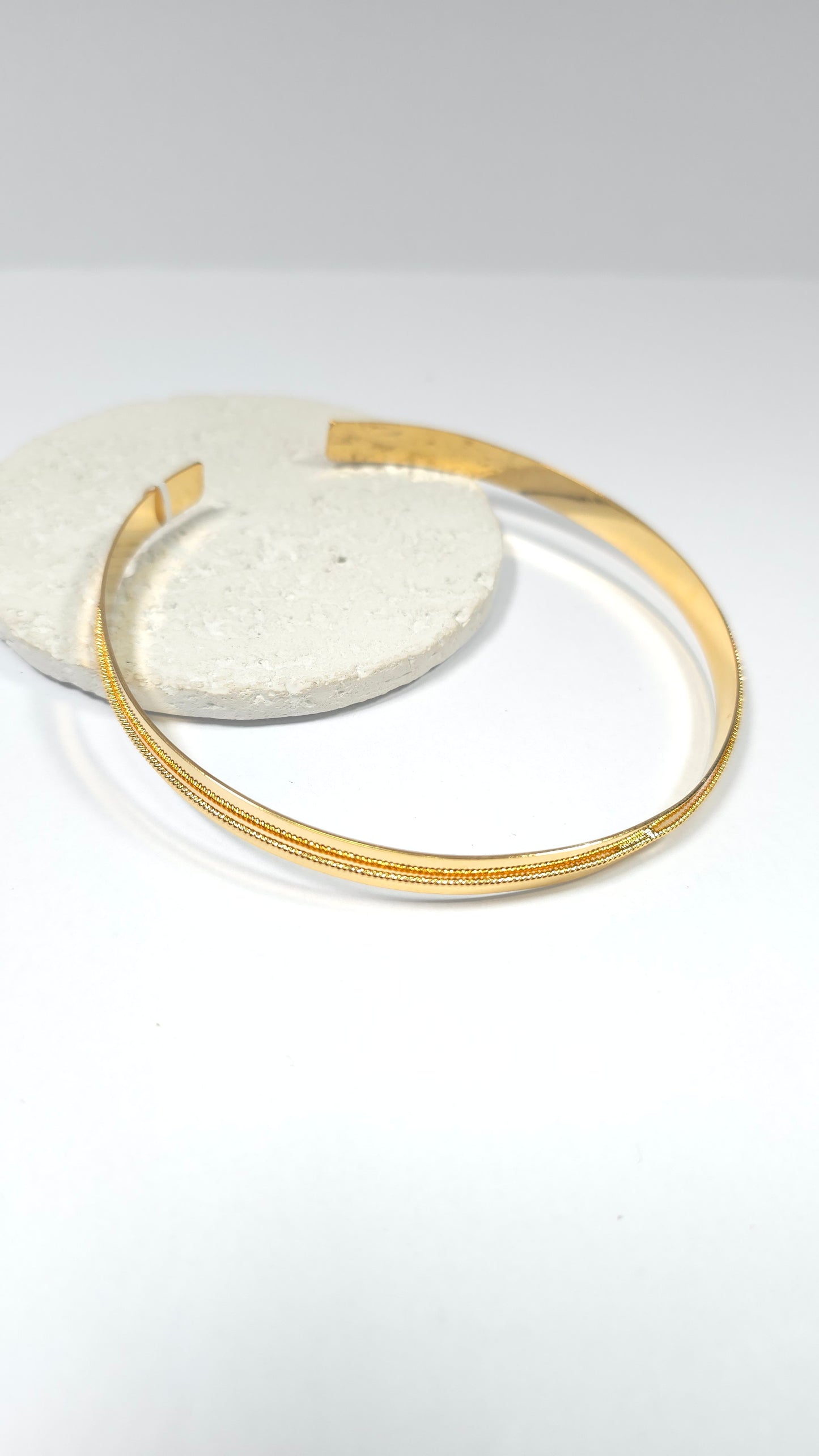 Collar Rígido con Baño de Oro