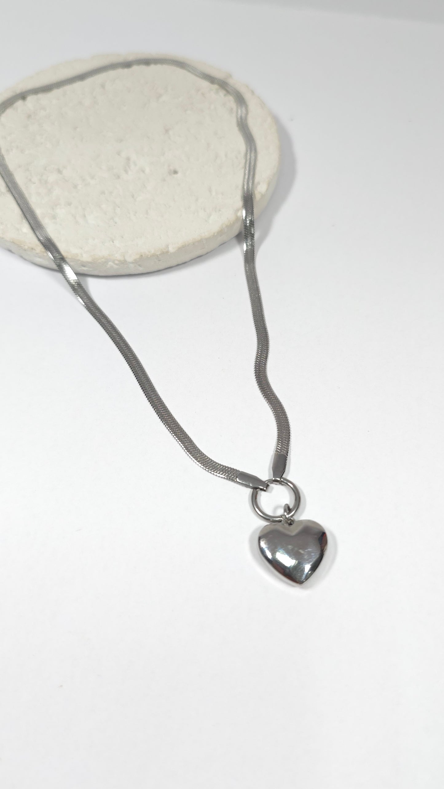 Collar "Elegancia Serpenteante" con Dije de Corazón Inflado