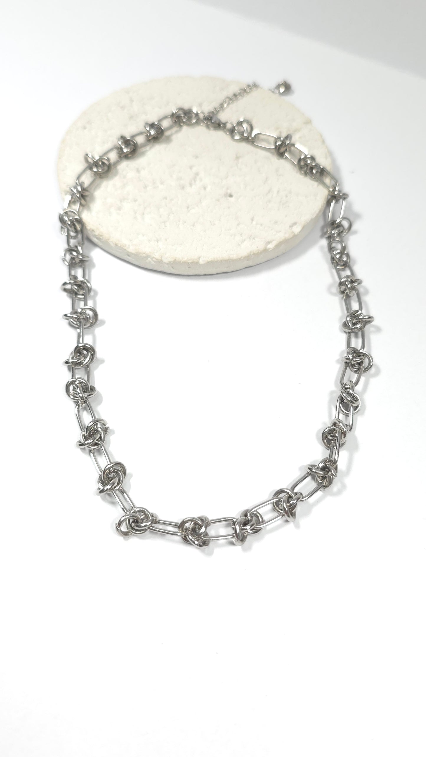 Collar Choker de Eslabones Entrelazados: Estilo Moderno y Versátil