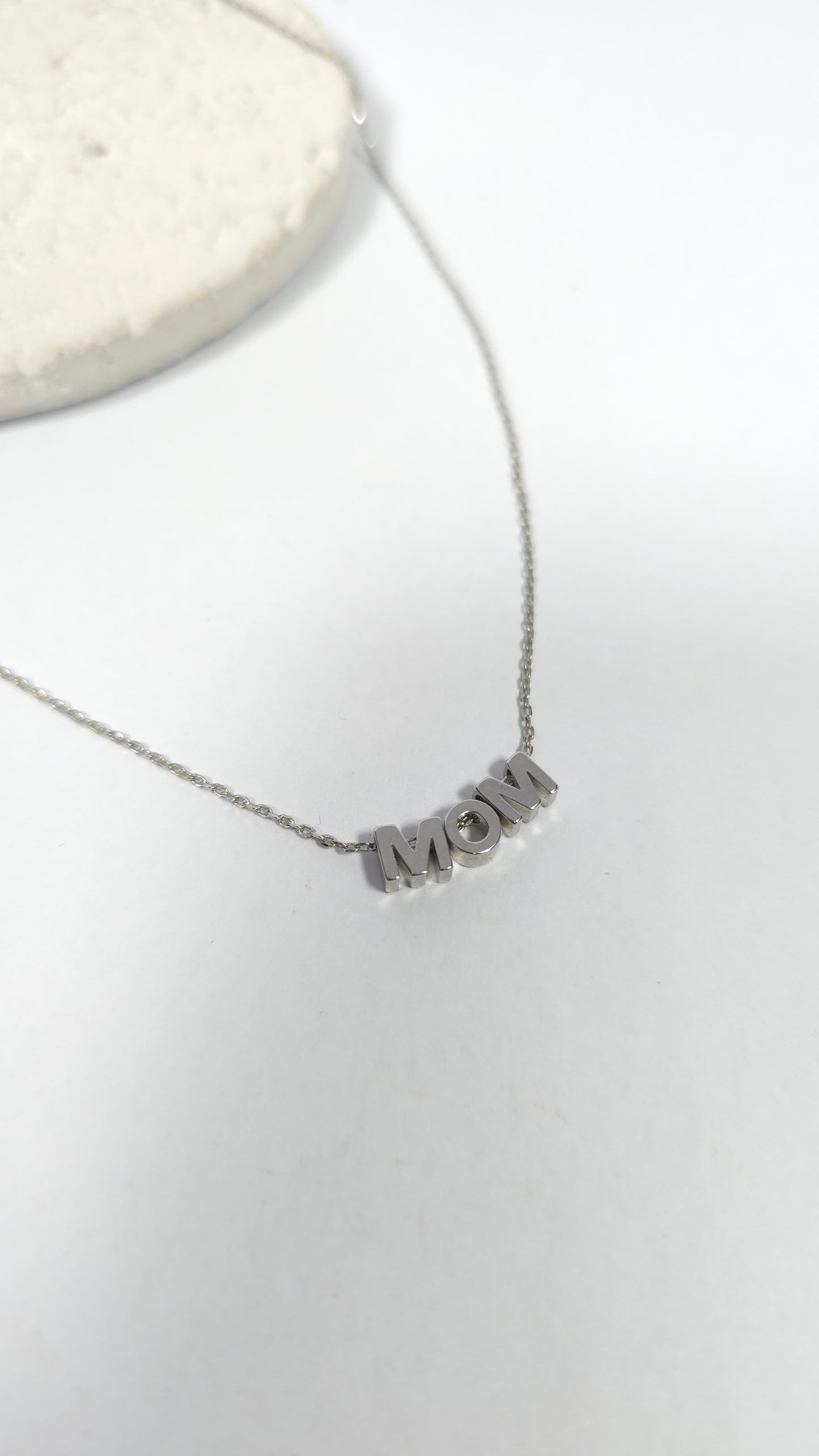 Collar "MOM" Un Homenaje al Amor Incondicional