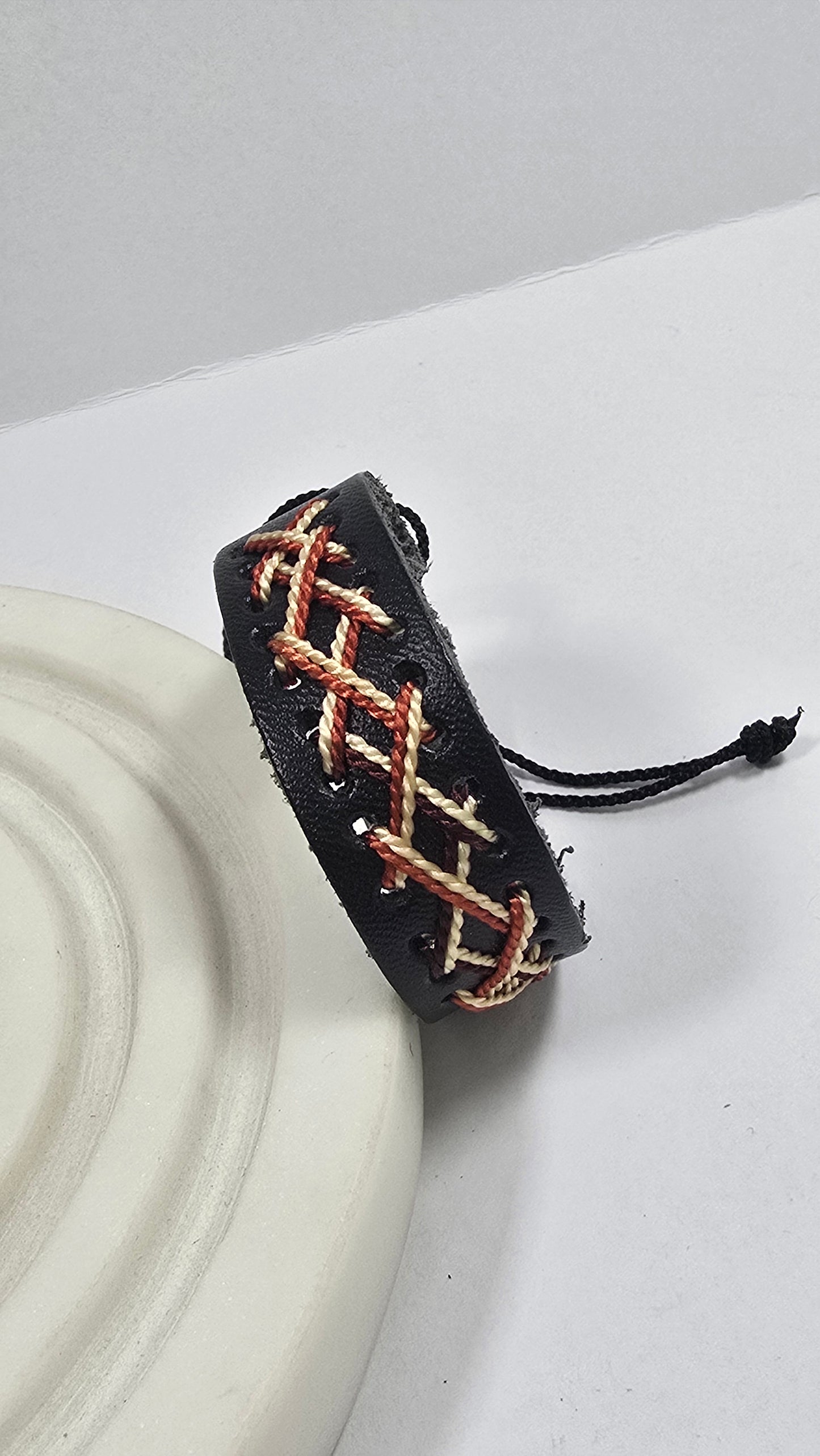 Pulsera Ajustable de Cuero "Cruzado Urbano"