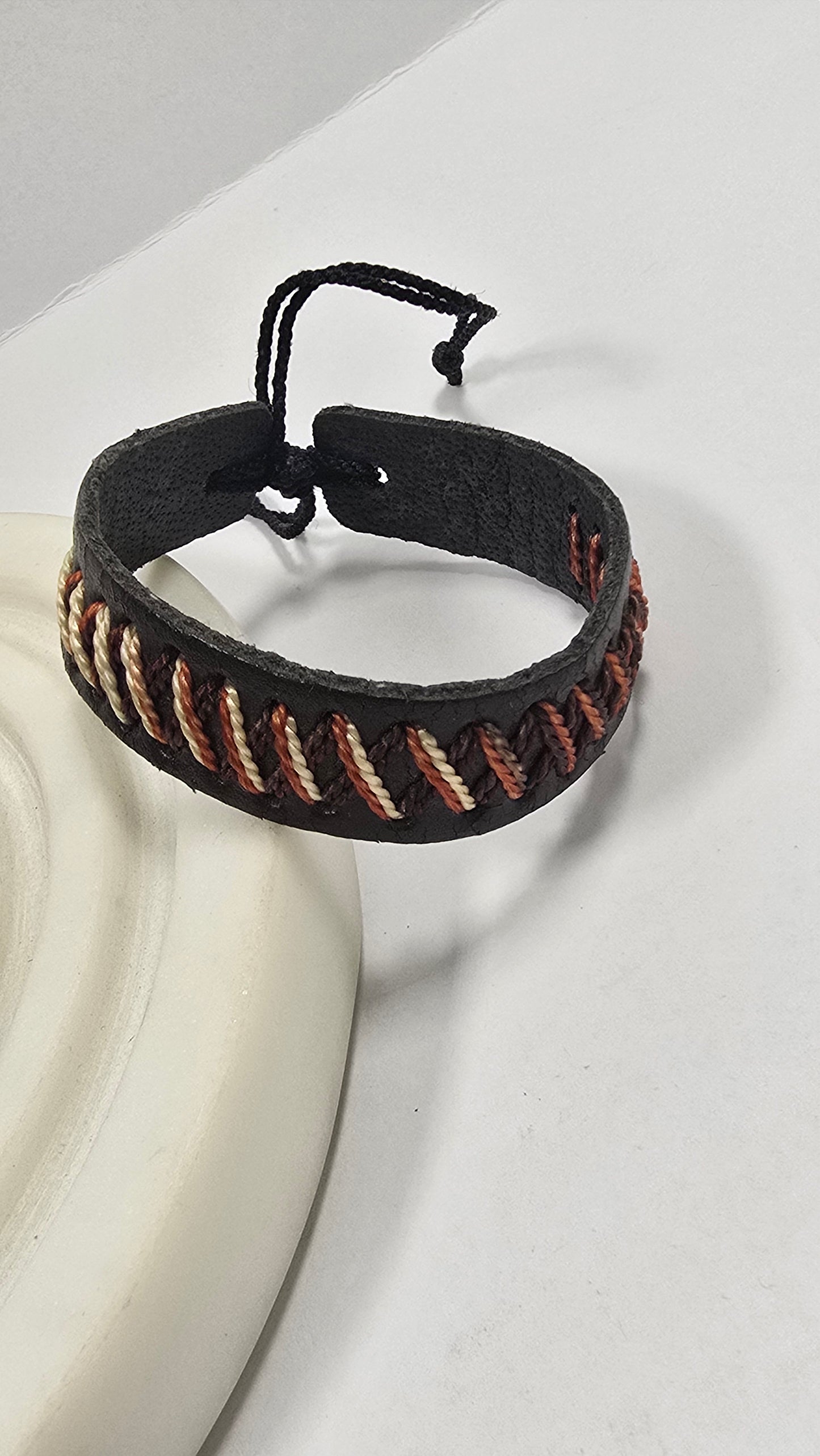 Pulsera de Cuero Trenzada "Tierra y Cuerda"