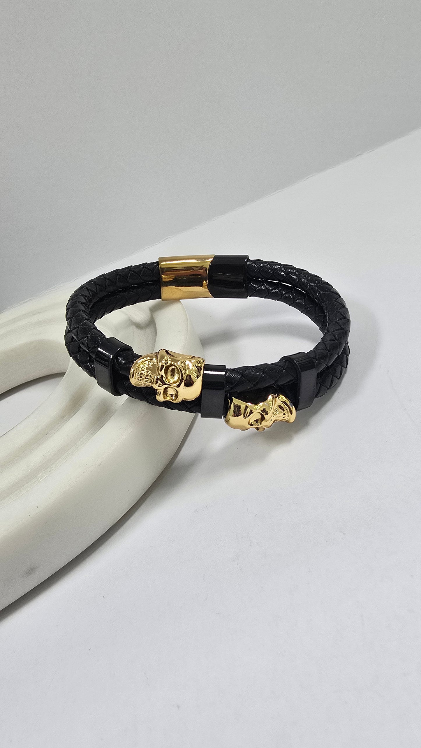 Pulsera "Calavera Dorada" de Cuero Trenzado