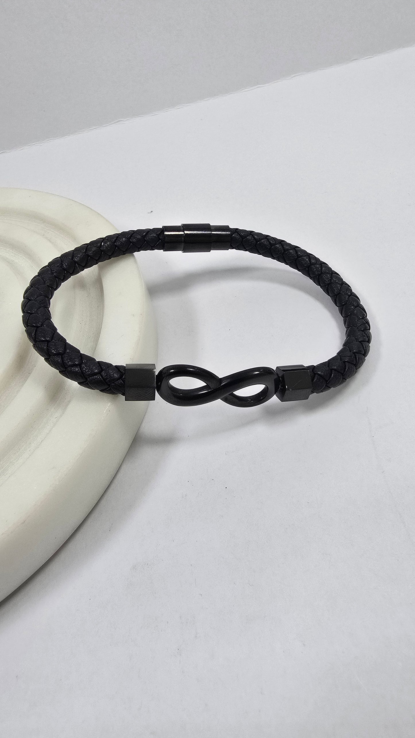 Pulsera "Infinito Matiz" - Cuero Trenzado Negro
