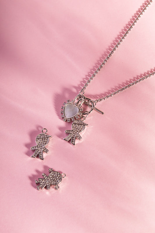 Collar plateado con niñ@s