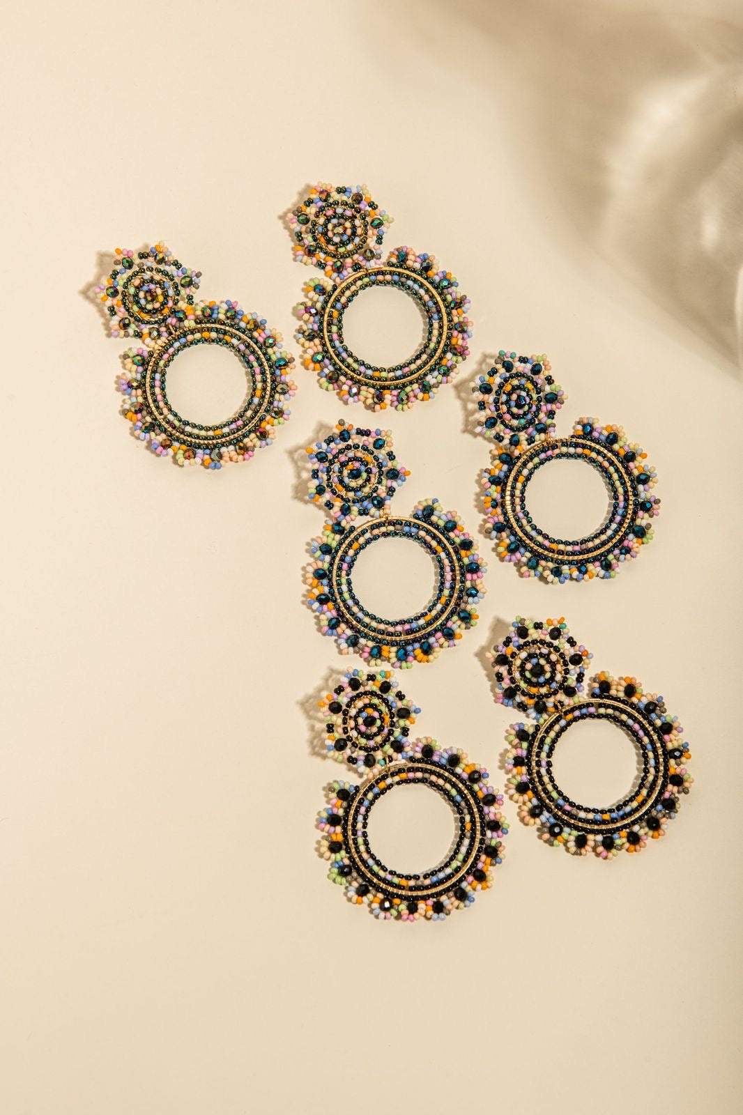 Arete Tejido Multicolor En Baño de Oro 24K