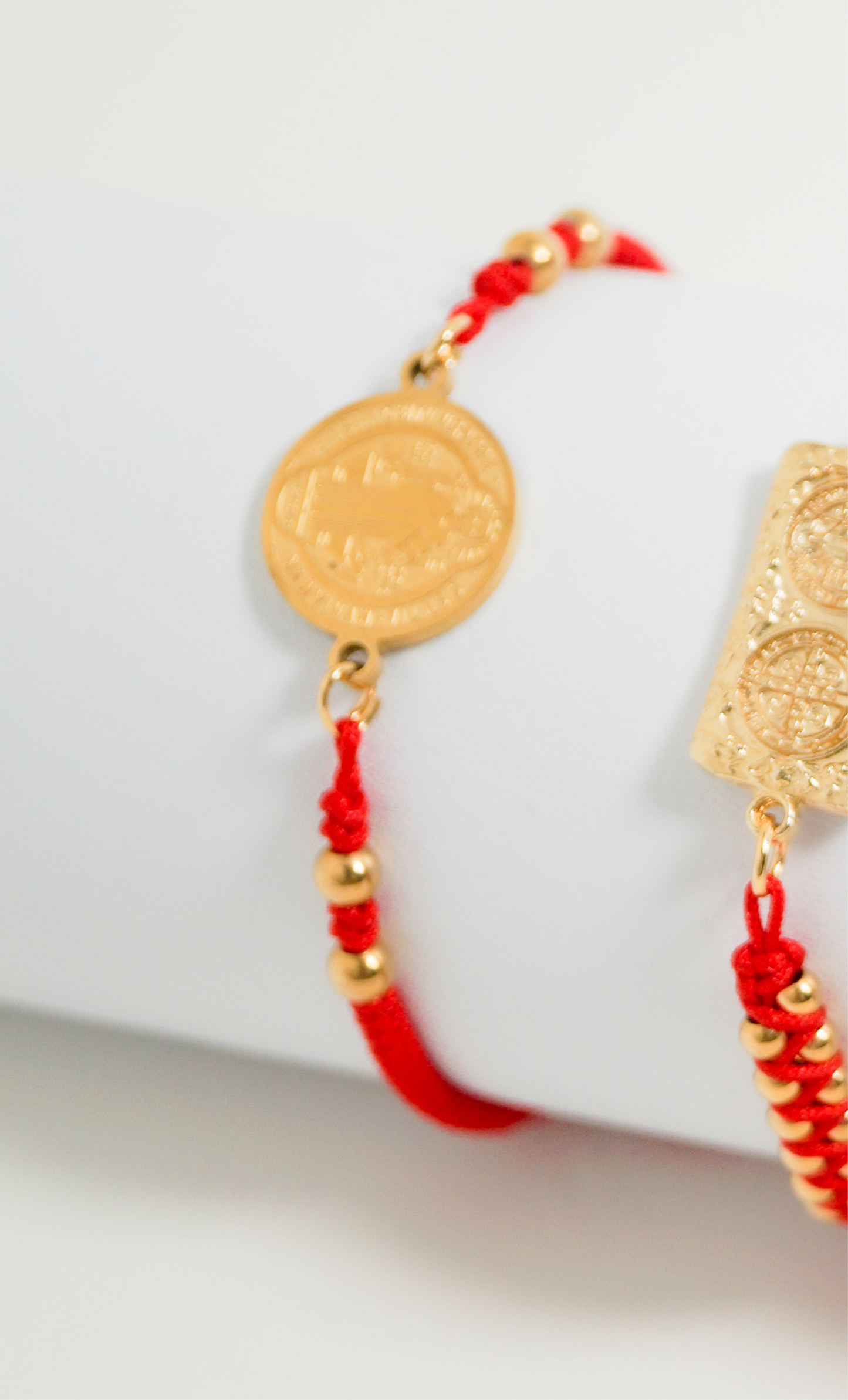 Pulseras individuales en hilo rojo SAN BENITO