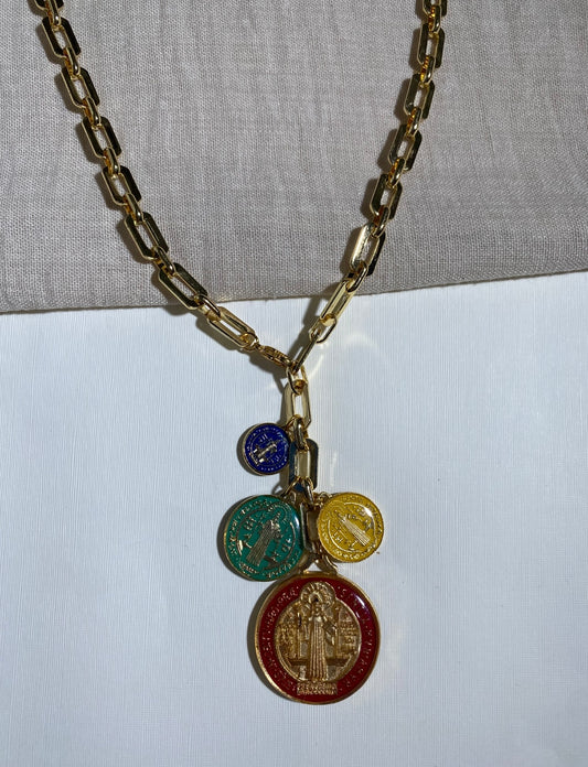 Collar de San Benito con Dijes Multicolor en Baño de Oro de 24K – Protección y Estilo