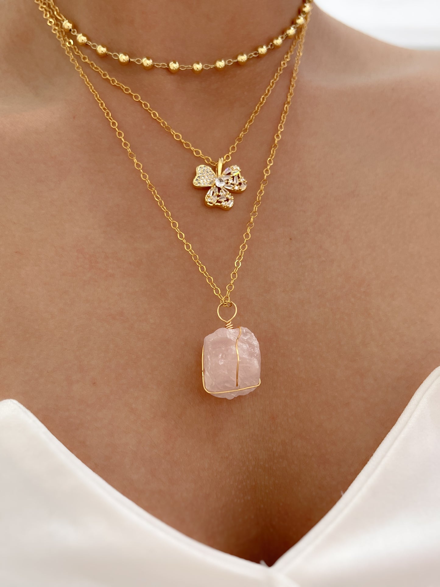 Collar triple mariposa y cuarzo rosa