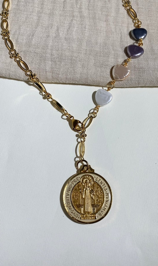 Collar Entorchado de Corazones Multicolor con Medalla Blanca de San Benito