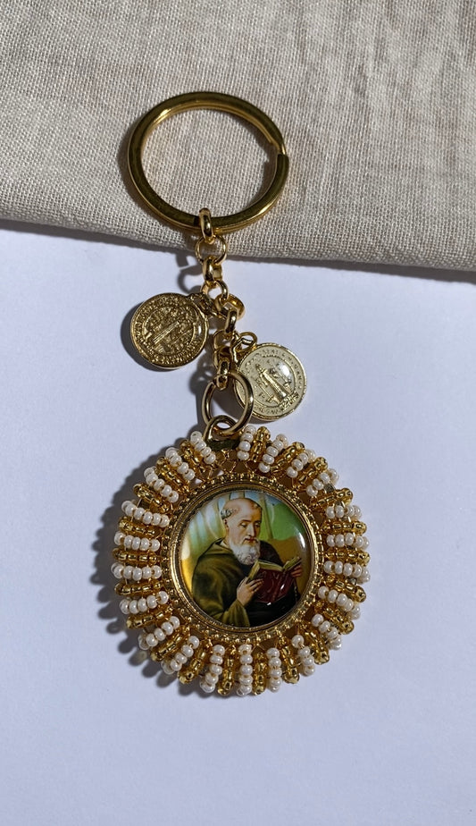 Llavero dorado san Benito