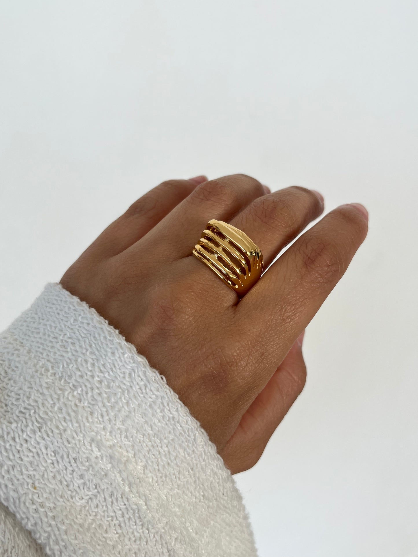Anillo Dorado con Líneas Minimalistas en Oro 24K – Elegancia Atemporal