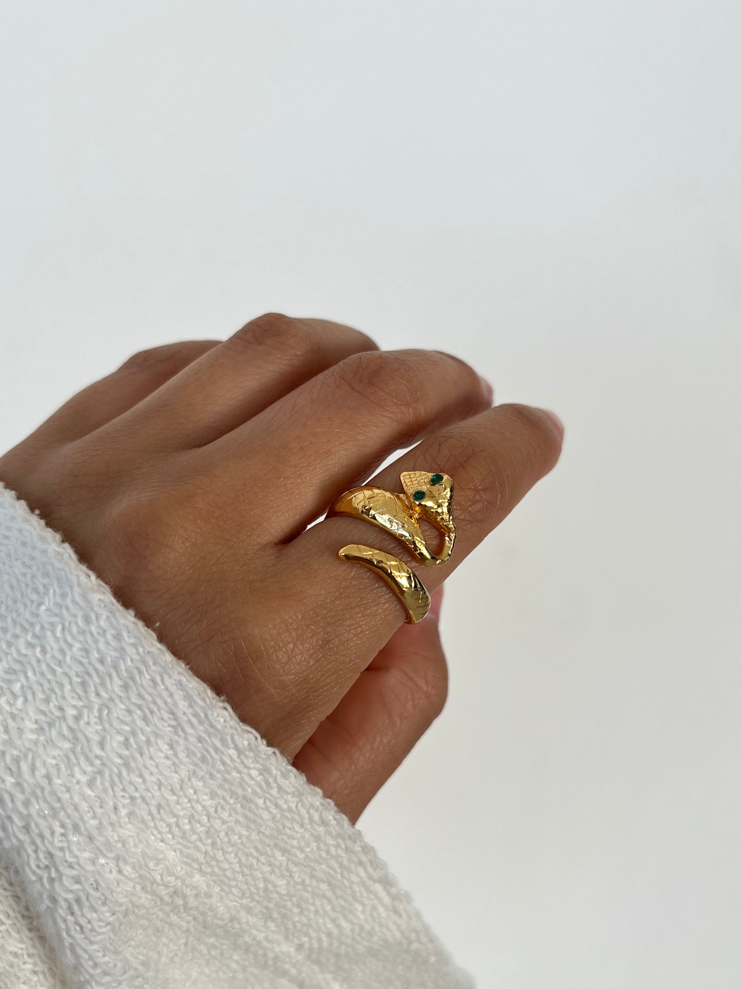 Anillo Ajustable en Oro 24K con Circones Verdes - Estilo Serpiente