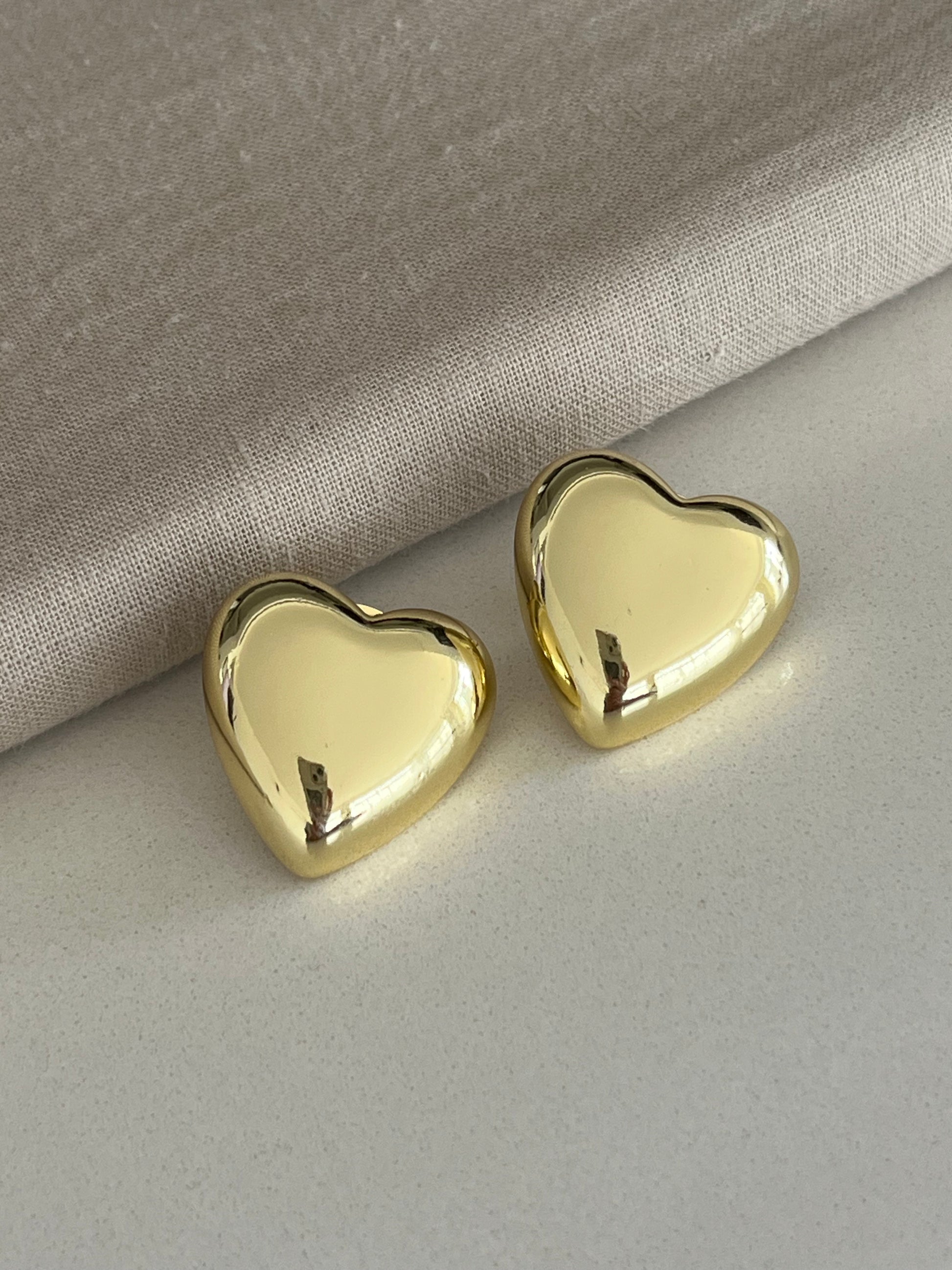 Aretes mini corazón dorado en tendencia 2025