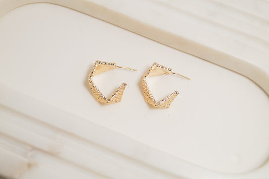 Argollas Texturadas Geometricamente con Baño de Oro 24K