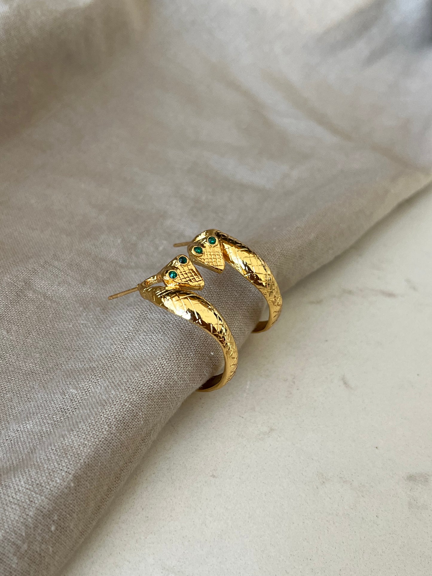 Argollas de Serpiente en Oro 24K con Circones Verdes – Exclusivo de Toque Celestial