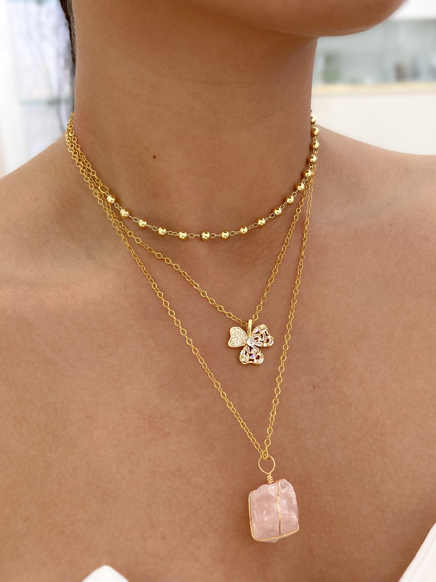 Collar triple mariposa y cuarzo rosa