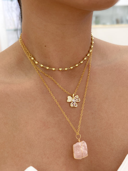 Collar triple mariposa y cuarzo rosa