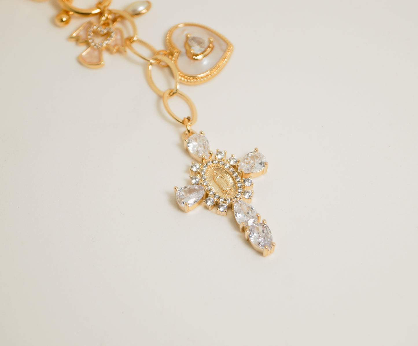 Collar de cruz y ángel