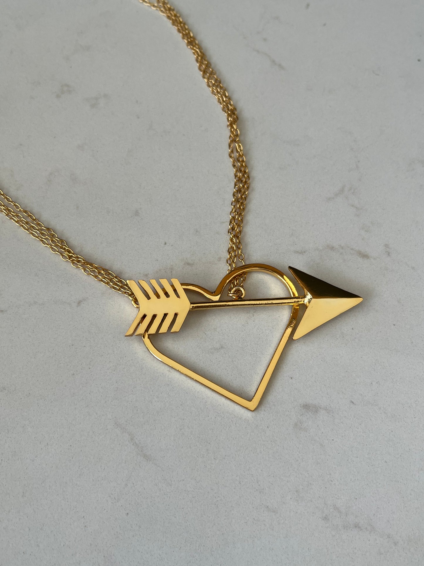 Collar de Corazón y Flecha en Oro 24K – Elegancia y Significado en Cada Detalle