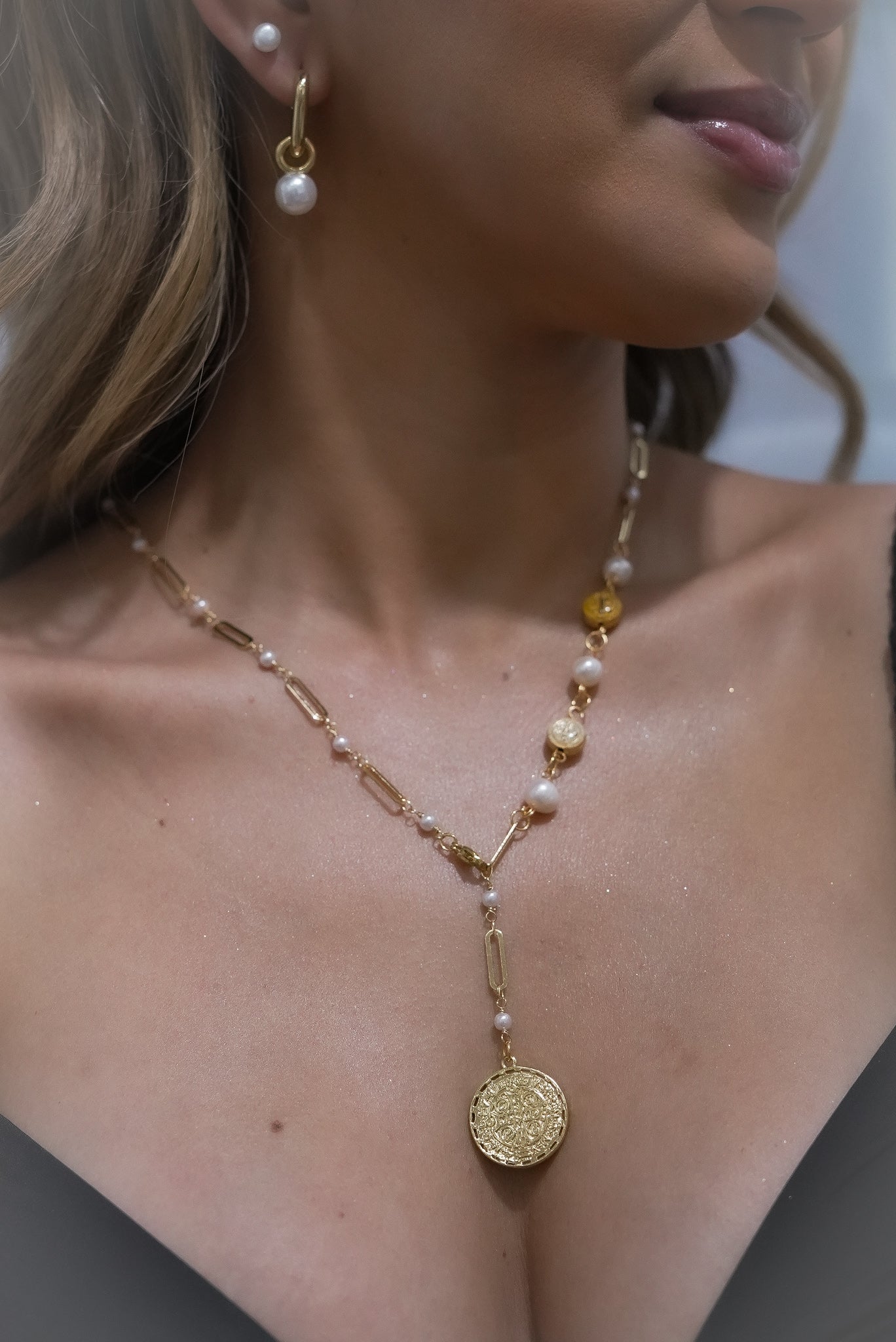 Collar con Caída en Combinación de Perlas y mini Dijes de San Benito En Baño de Oro de 24K
