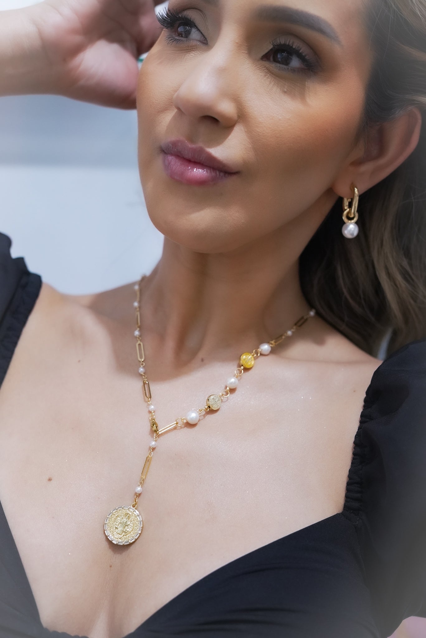Collar con Caída en Combinación de Perlas y mini Dijes de San Benito En Baño de Oro de 24K