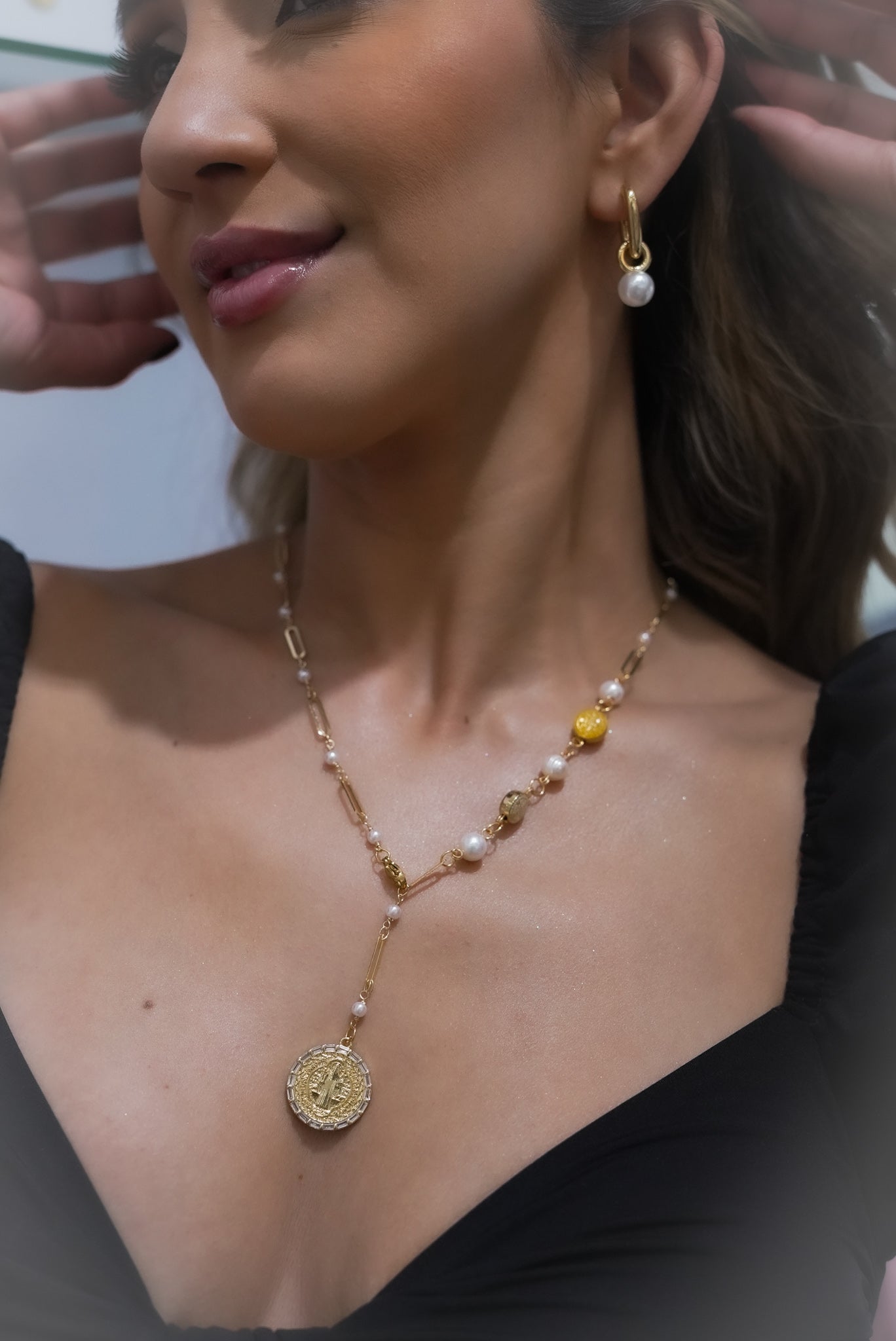 Collar con Caída en Combinación de Perlas y mini Dijes de San Benito En Baño de Oro de 24K