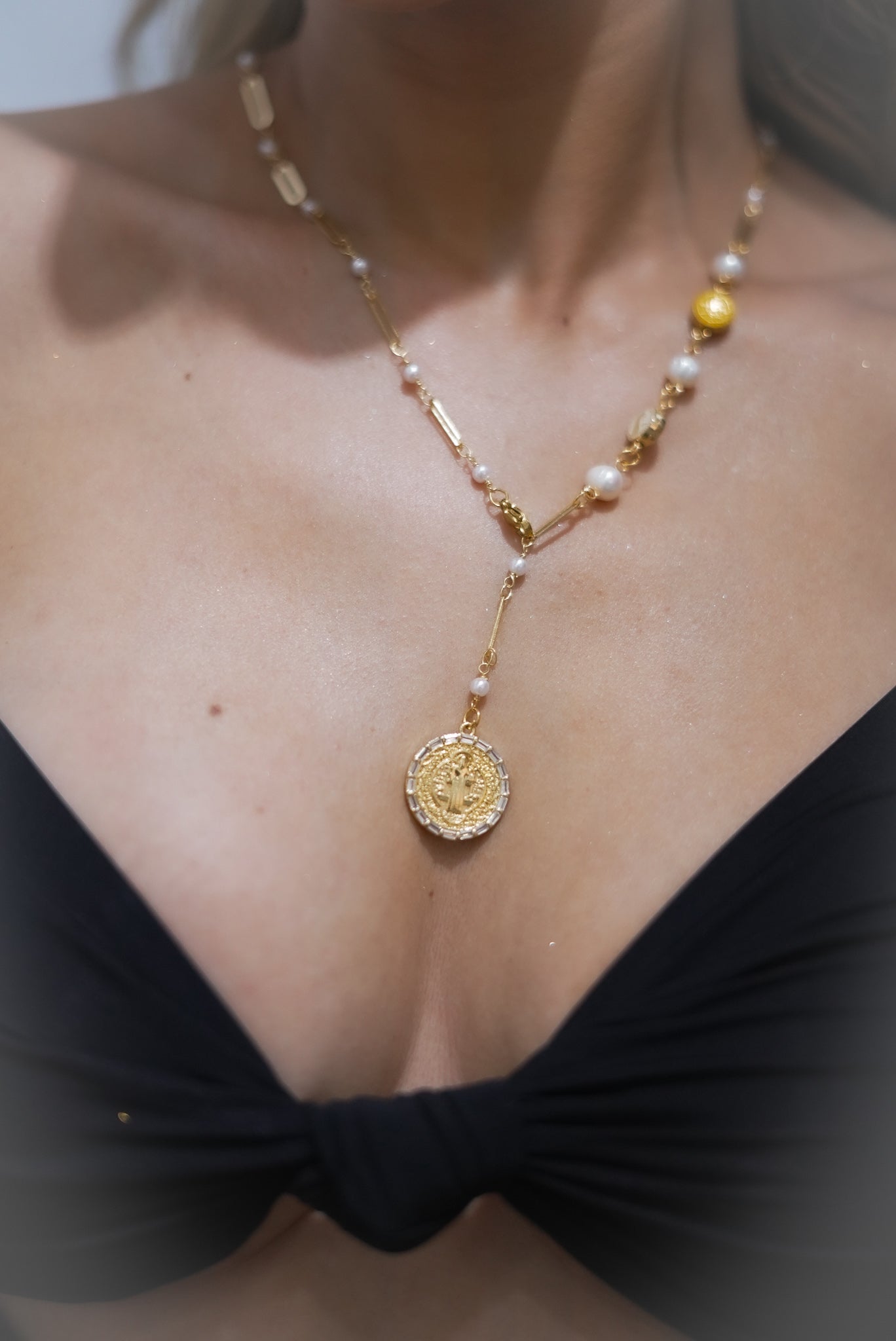 Collar con Caída en Combinación de Perlas y mini Dijes de San Benito En Baño de Oro de 24K