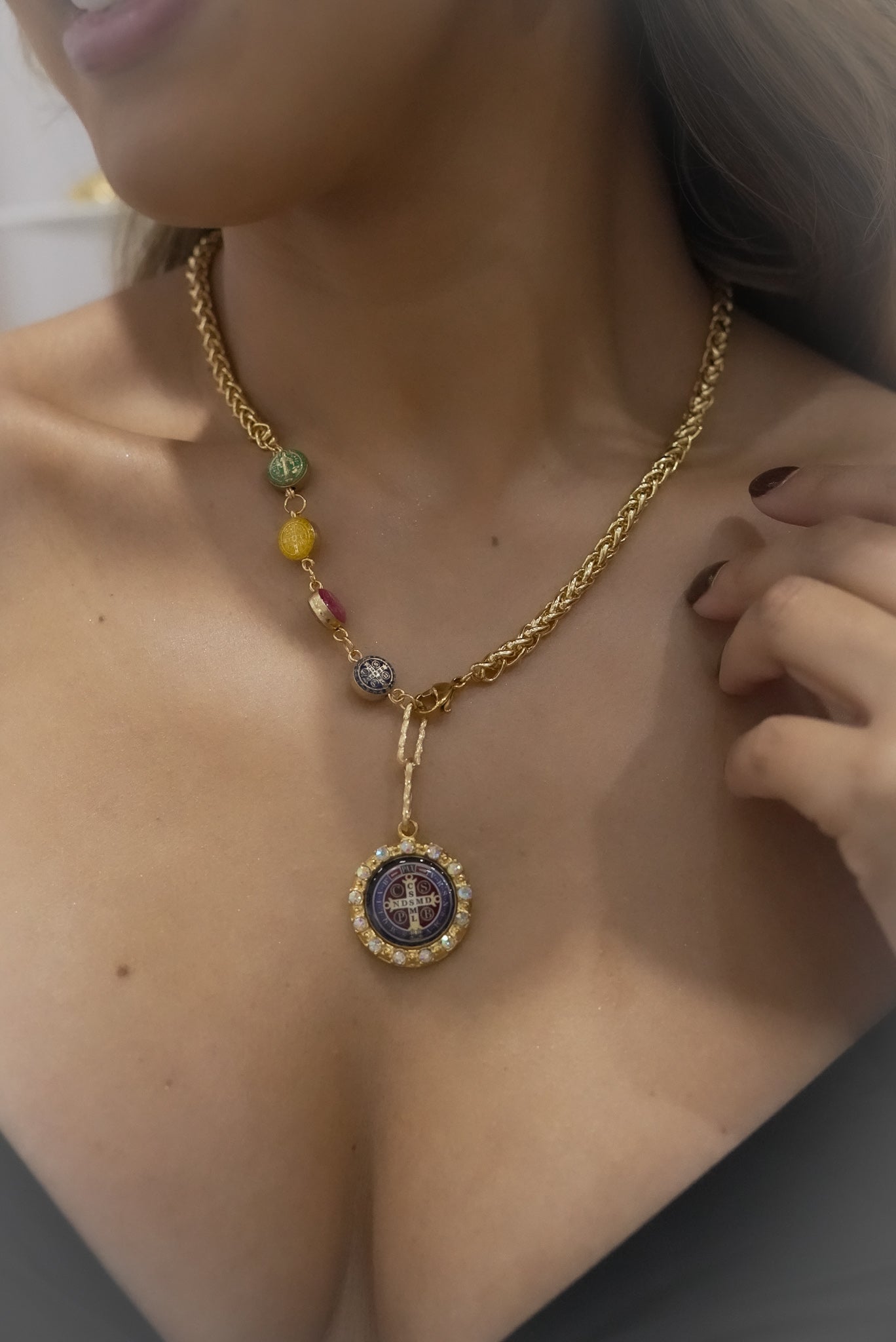 Collar Con DIje de San Benito Morado con Cristales Multicolor Baño de Oro 24K.
