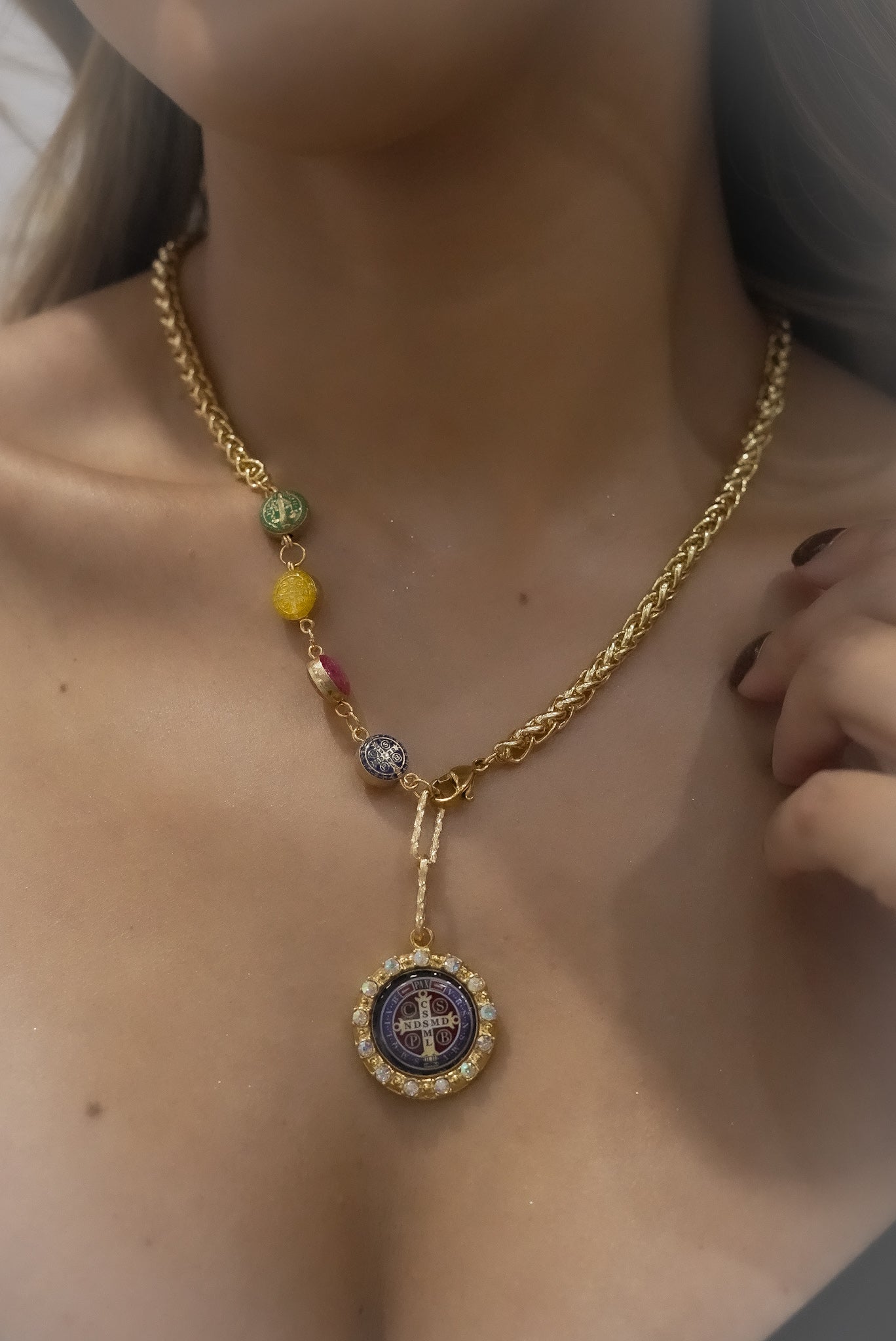 Collar Con DIje de San Benito Morado con Cristales Multicolor Baño de Oro 24K.