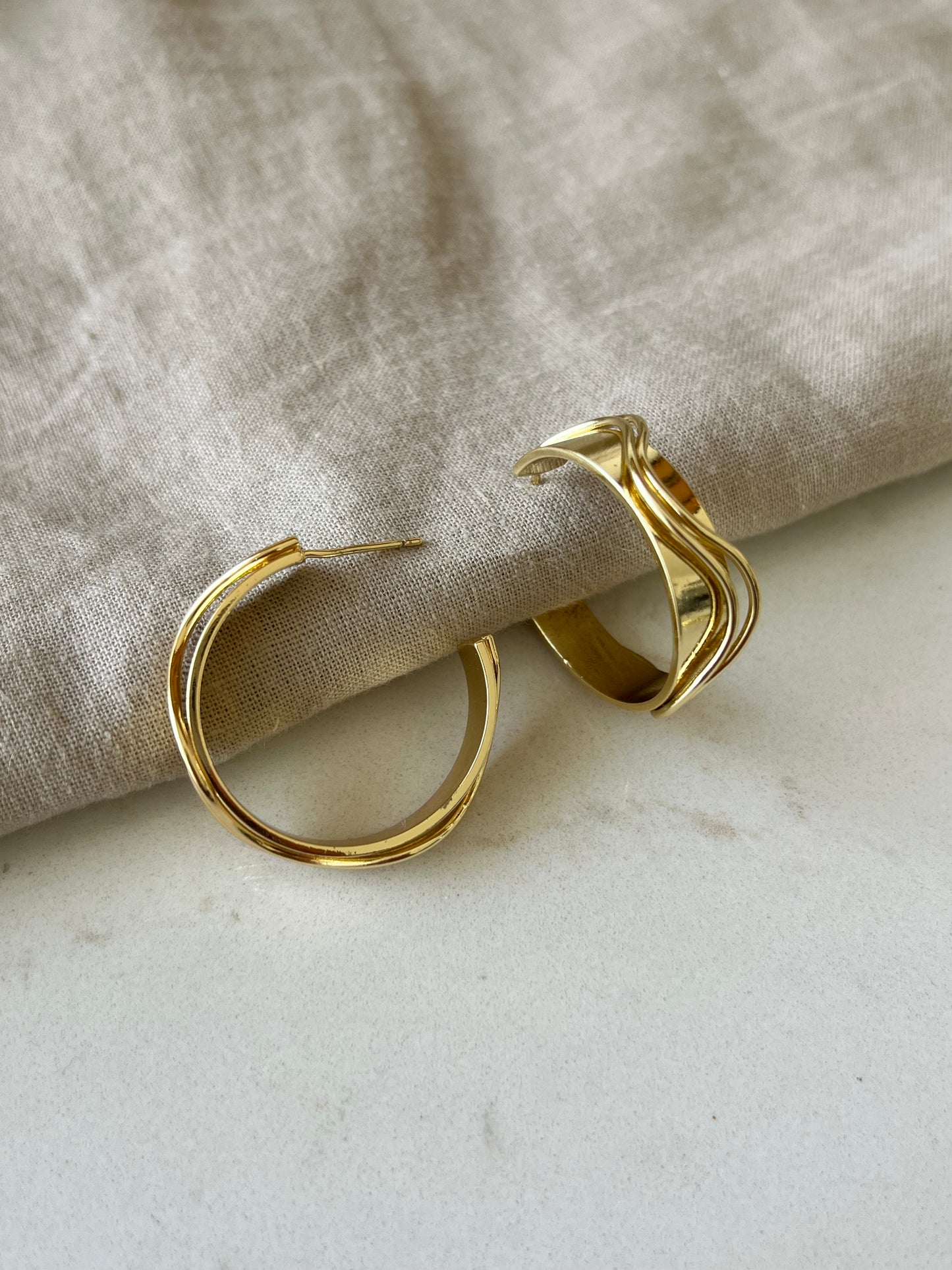 Argollas doradas delgadas con relieve ondulado en zigzag | Toque Celestial