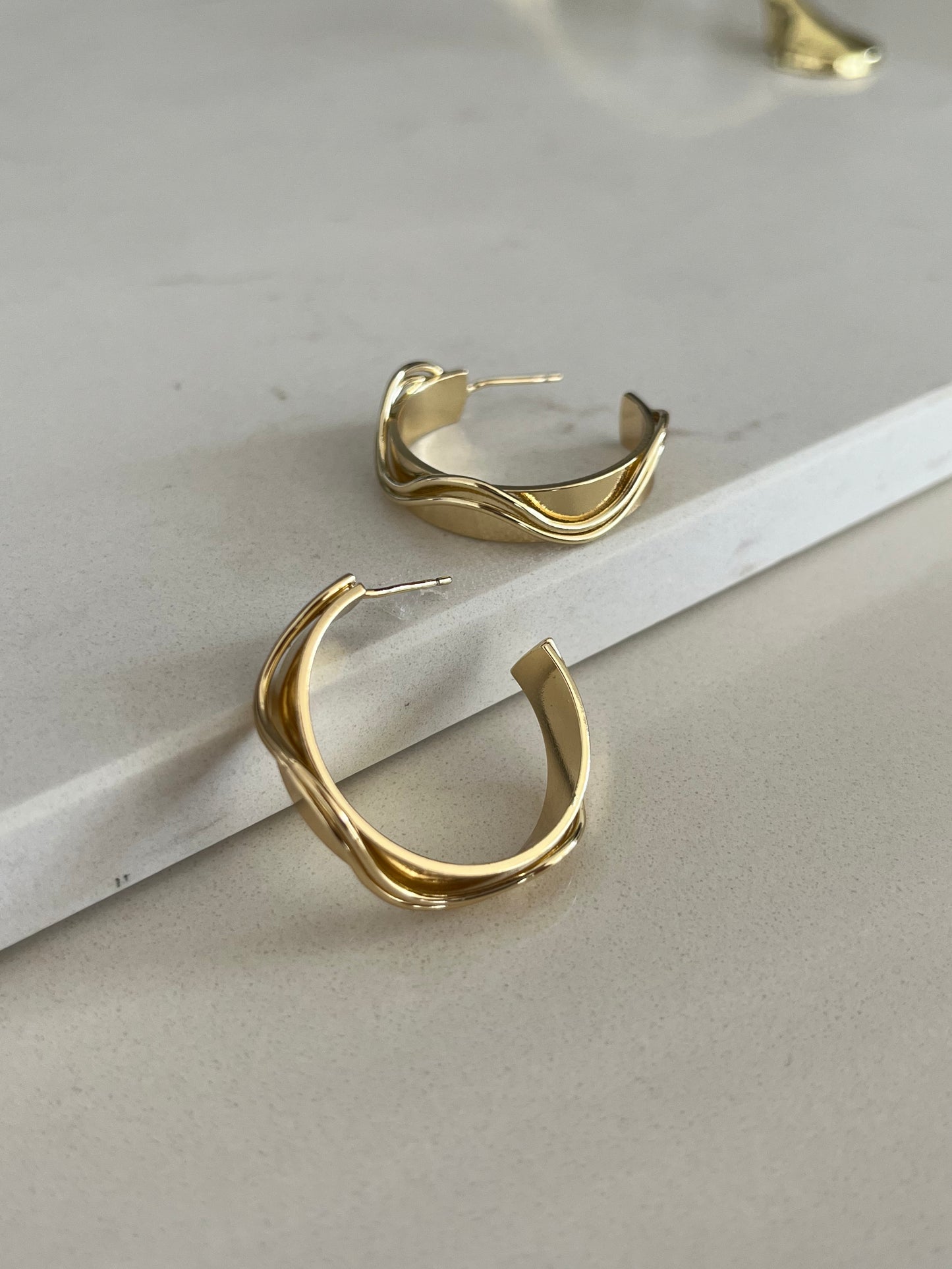 Argollas doradas delgadas con relieve ondulado en zigzag | Toque Celestial