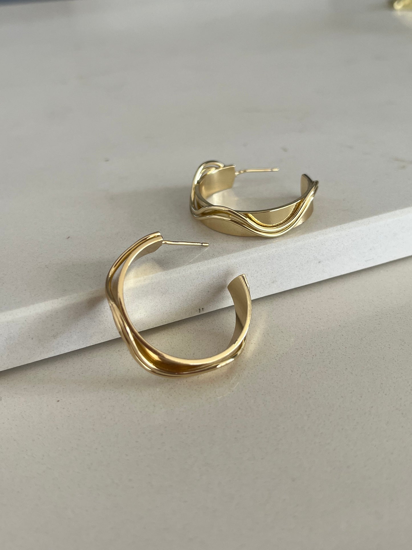 Argollas doradas delgadas con relieve ondulado en zigzag | Toque Celestial