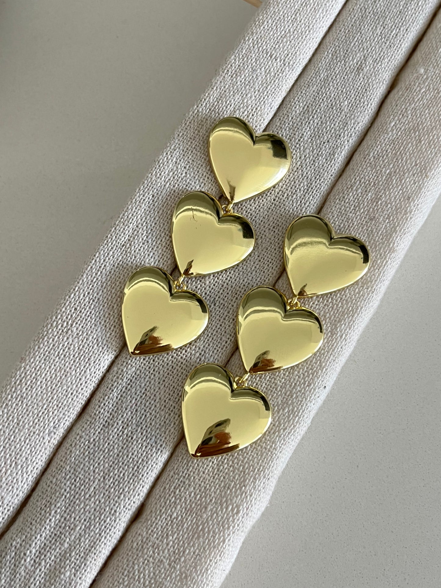 Aretes colgantes de tres corazones dorados o plateados | Toque Celestial