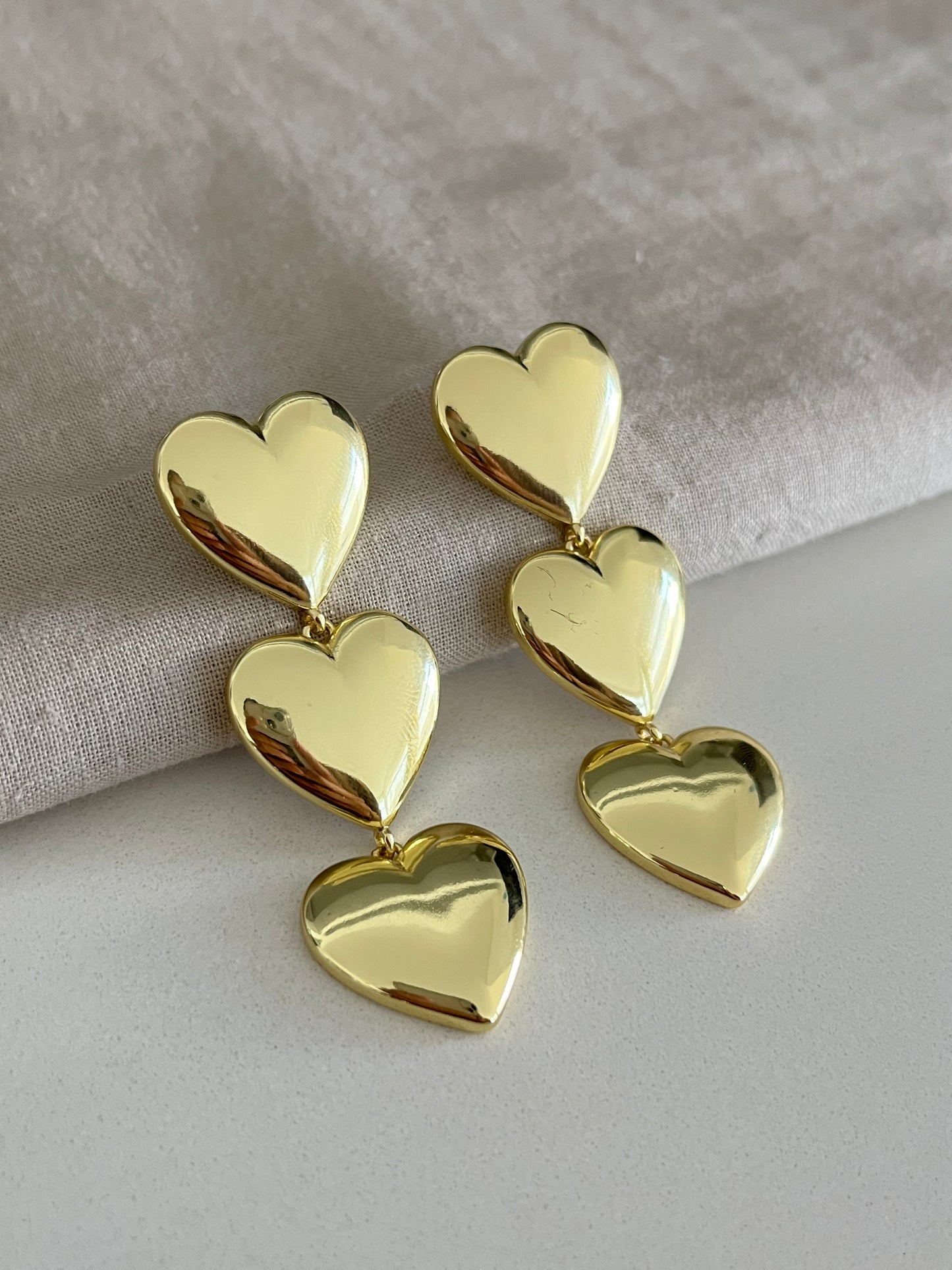 Aretes colgantes de tres corazones dorados o plateados | Toque Celestial