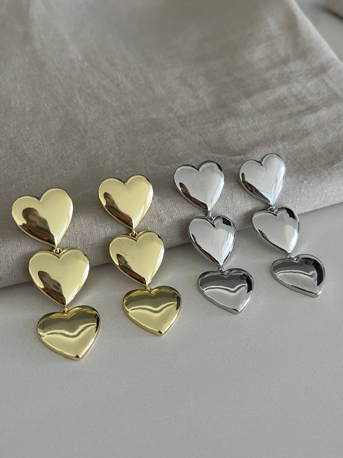 Aretes colgantes de tres corazones dorados o plateados | Toque Celestial