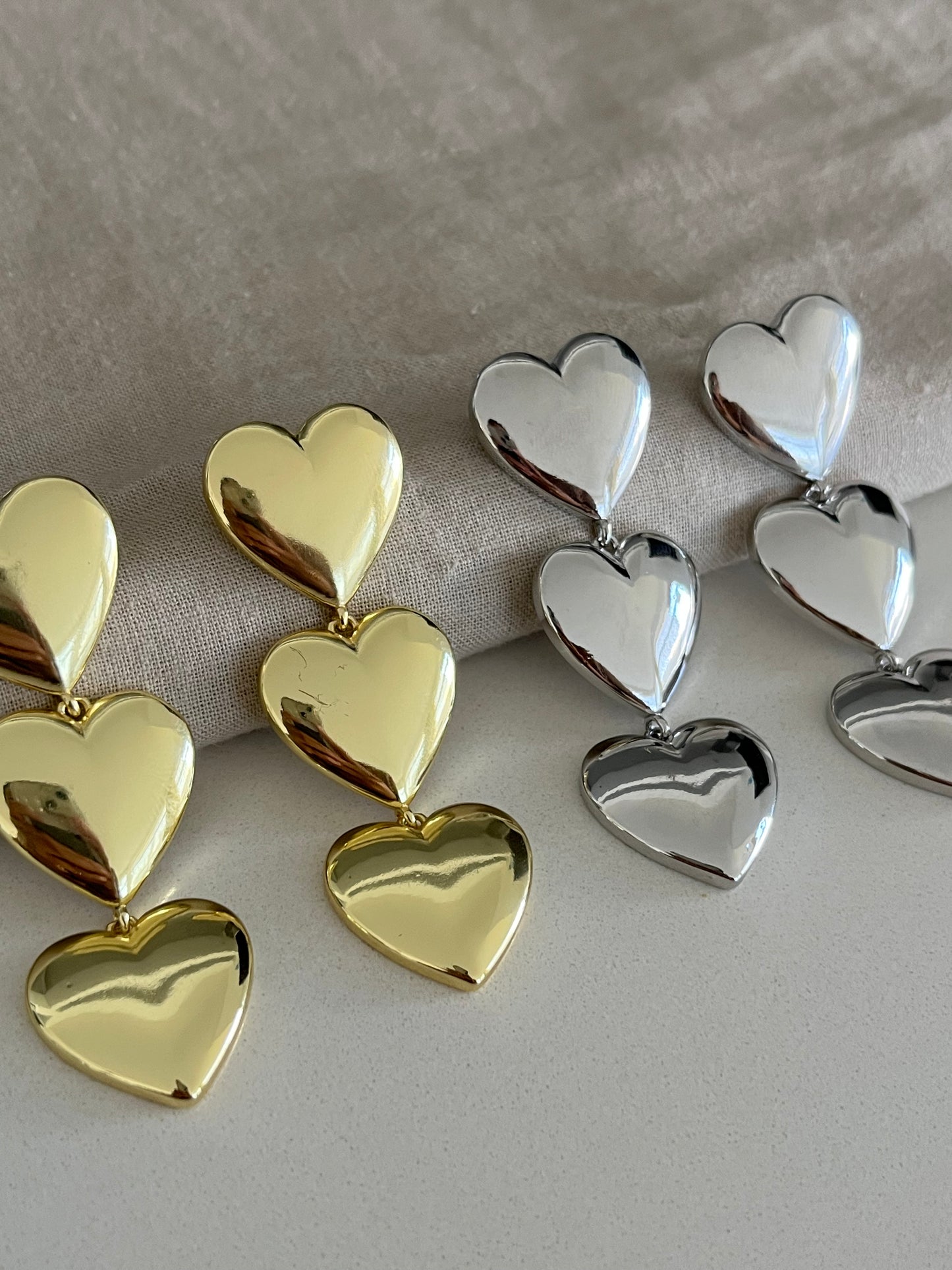 Aretes colgantes de tres corazones dorados o plateados | Toque Celestial