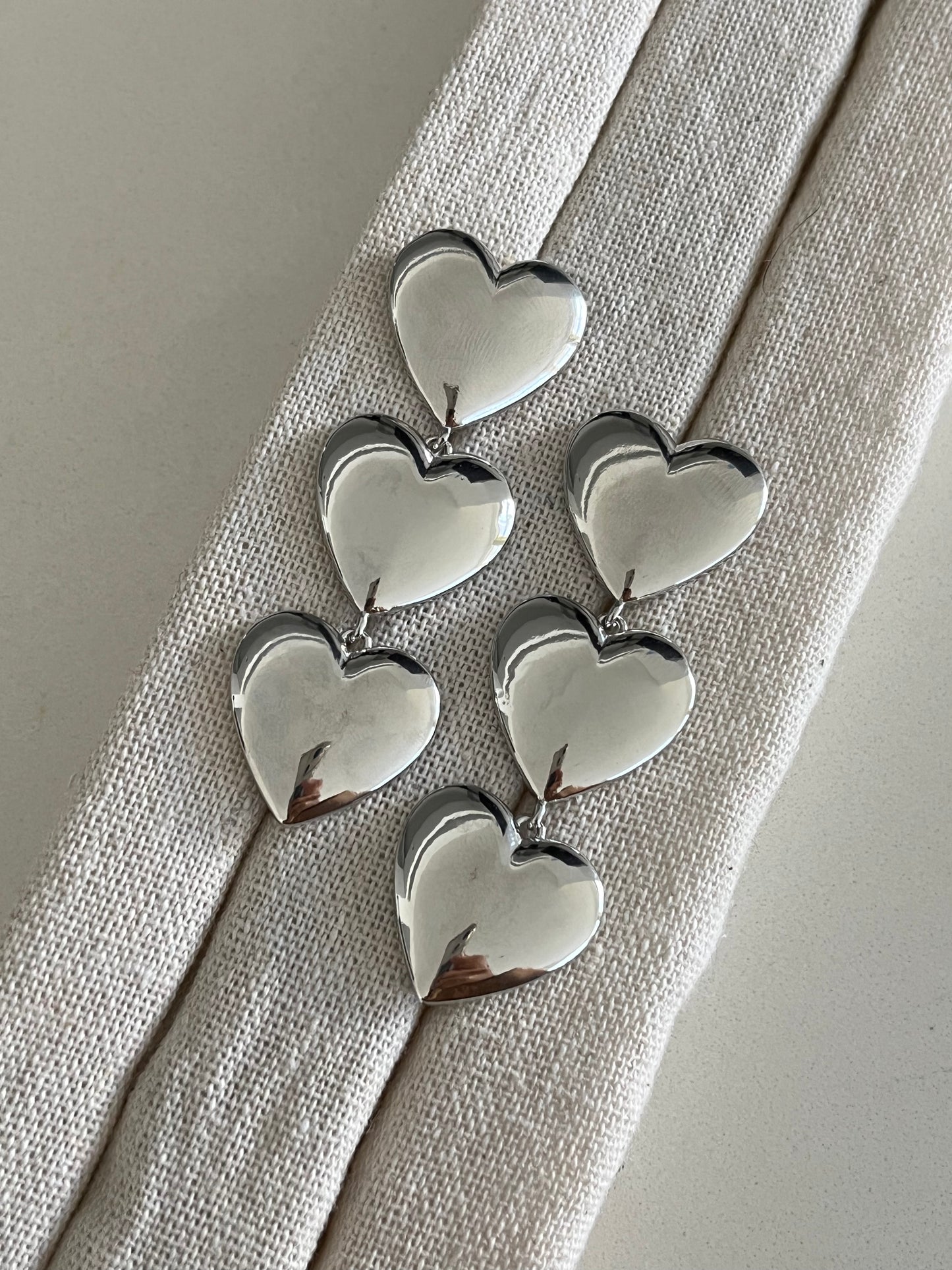 Aretes colgantes de tres corazones dorados o plateados | Toque Celestial