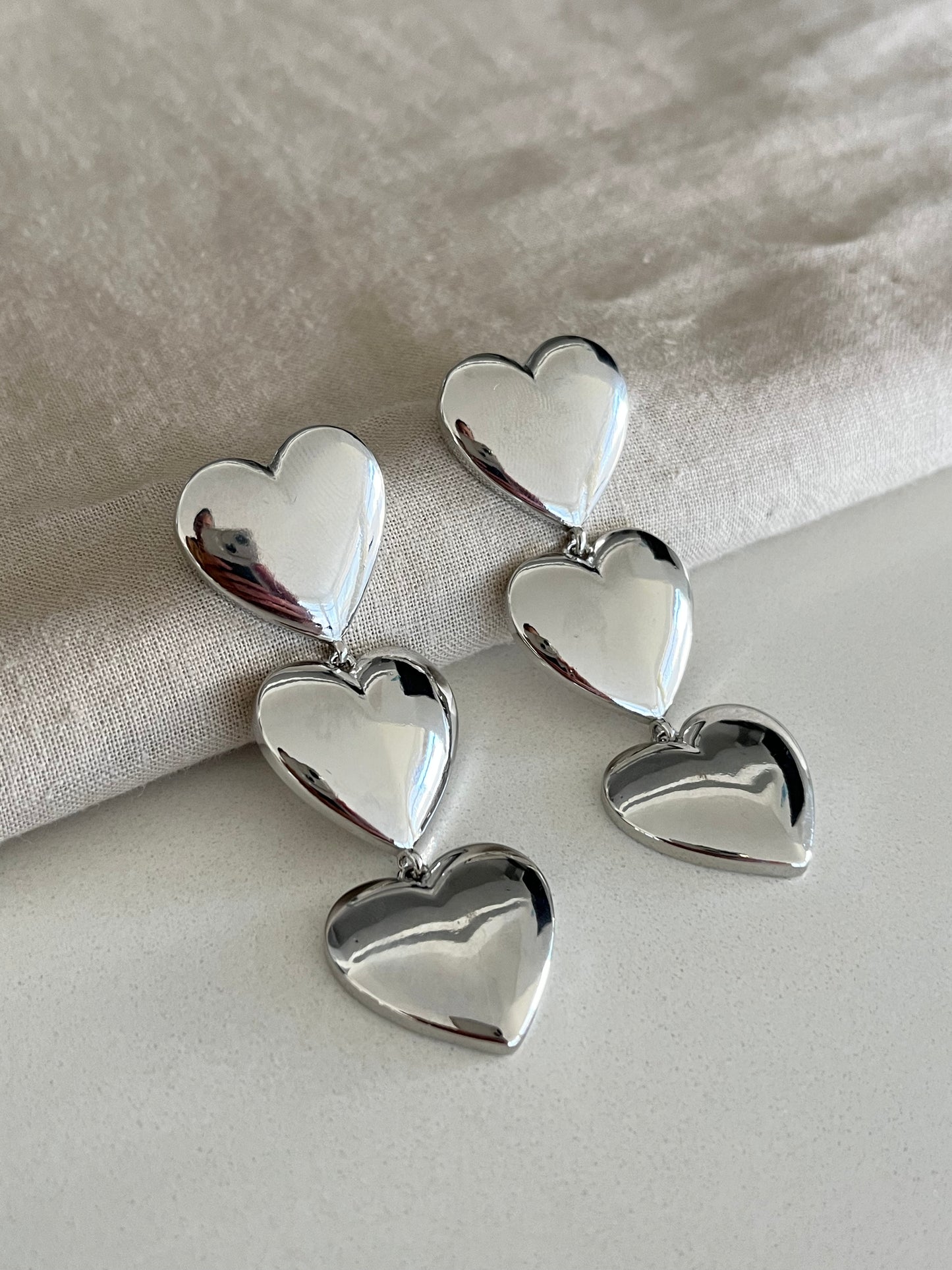 Aretes colgantes de tres corazones dorados o plateados | Toque Celestial