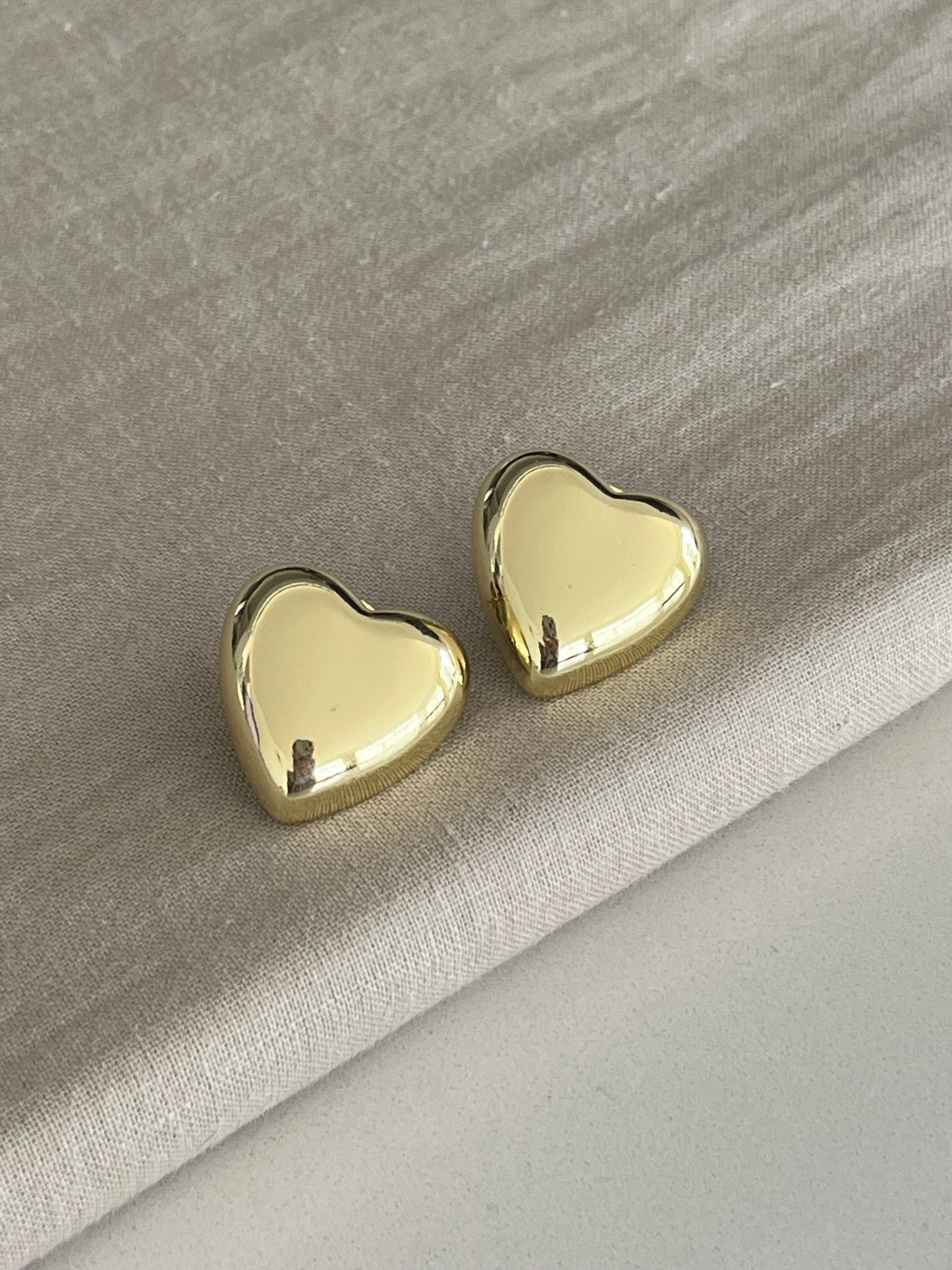 Topos corazón dorado pequeño y redondeado para mujer