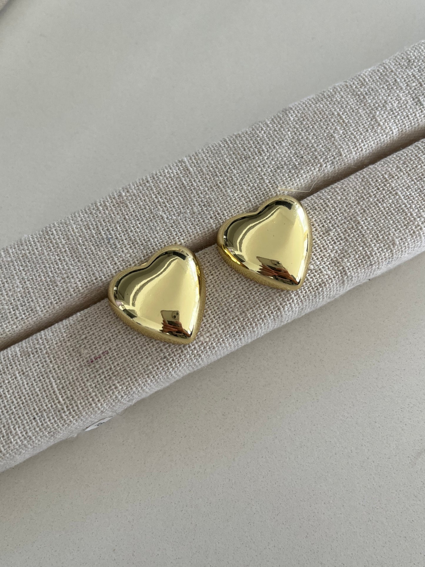 Topos de amor: corazón dorado pequeño y brillante