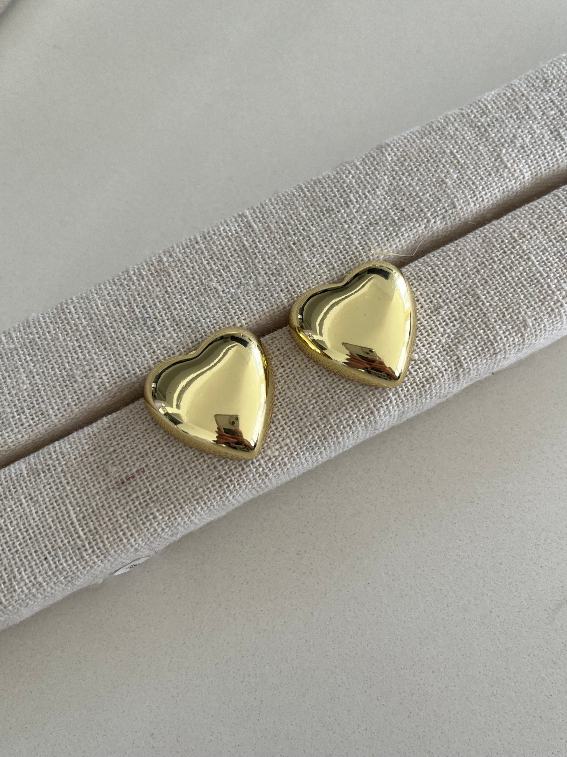 Topos de amor: corazón dorado pequeño y brillante