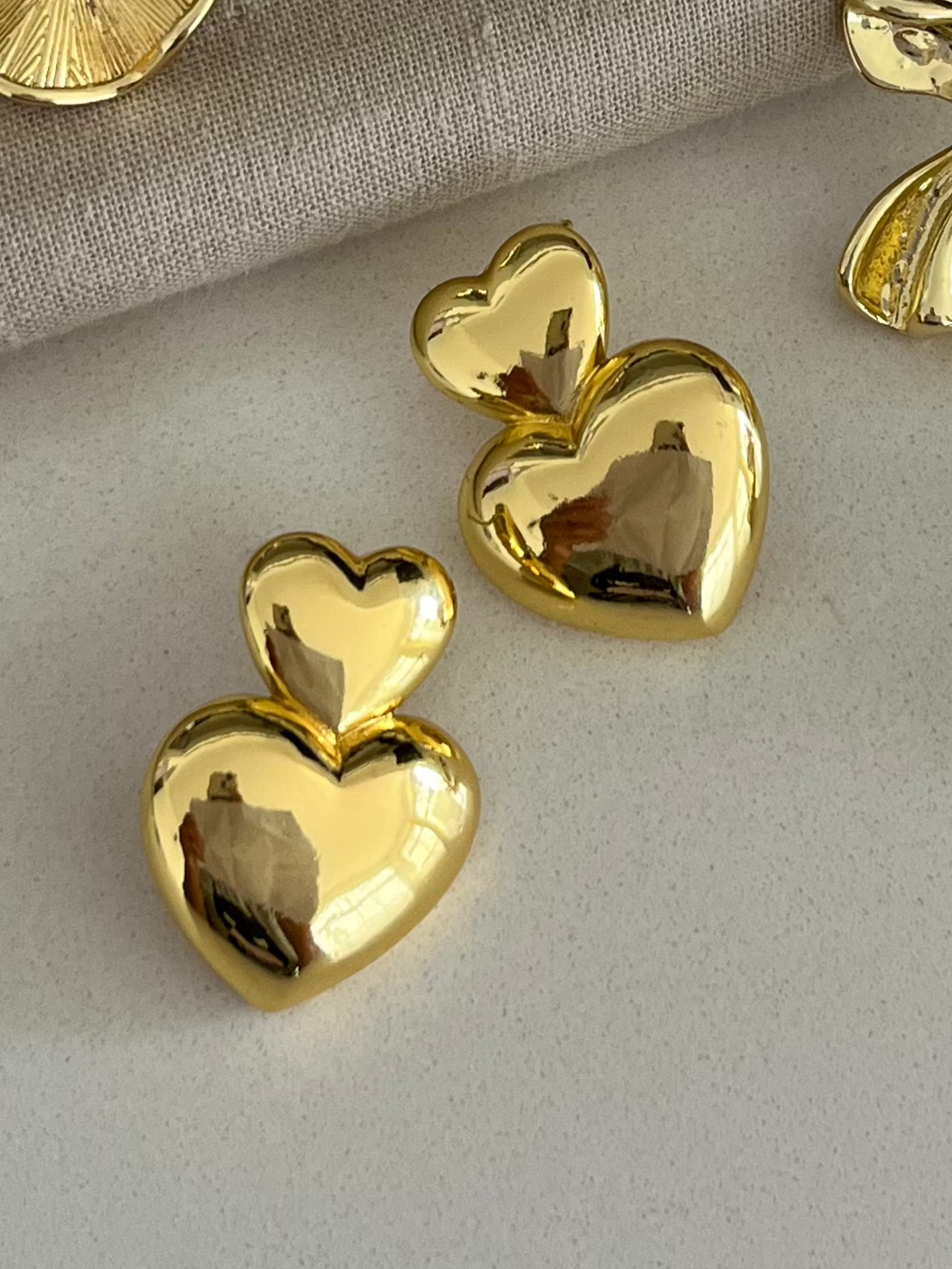 Topos elegantes con corazones conectados en dorado