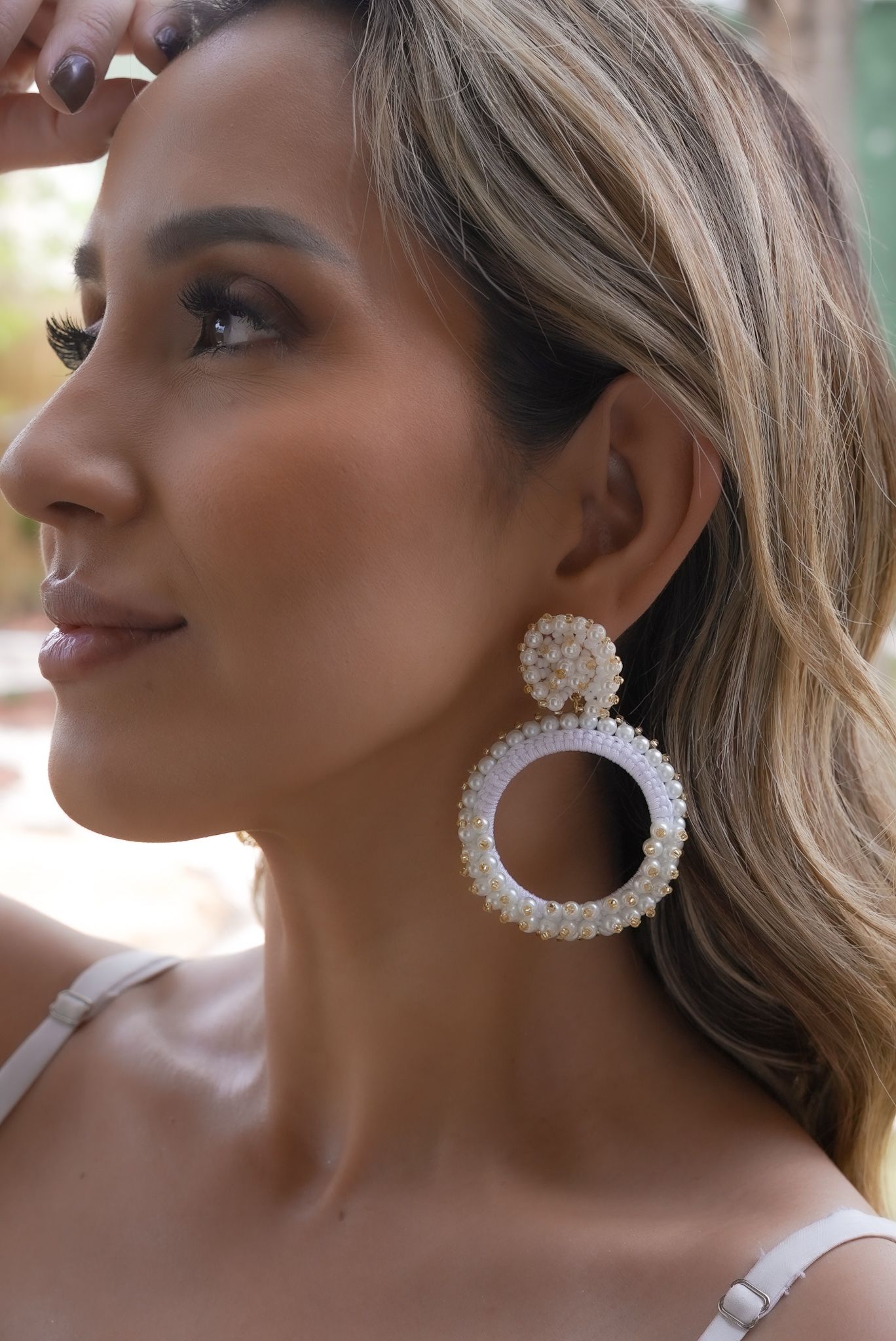 Aretes Tejidos en Tono Blanco en Baño de Oro de 24 Kilates