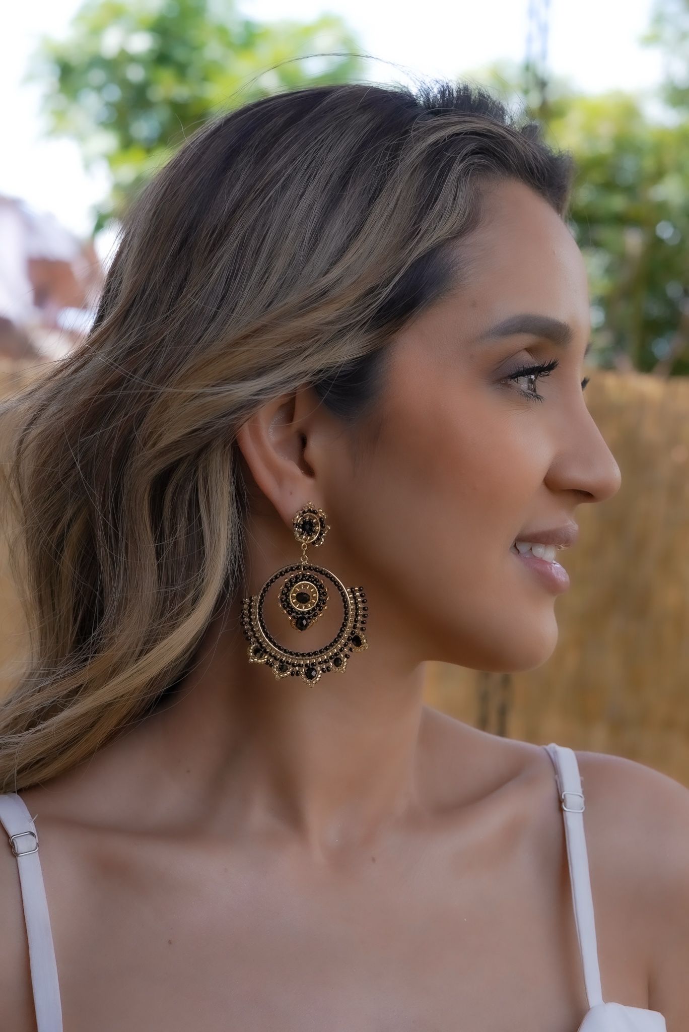 Aretes Tejidos en Tono Negro en Baño de Oro de 24 Kilates