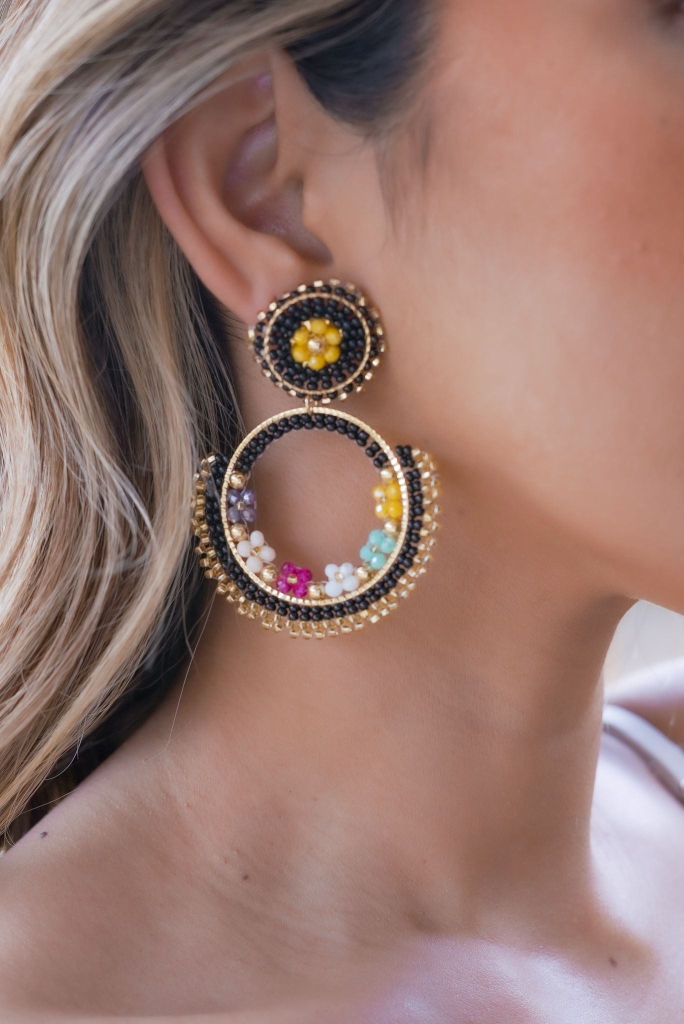 Aretes Tejidos Negros y de Colores en Baño de Oro de 24 Kilates