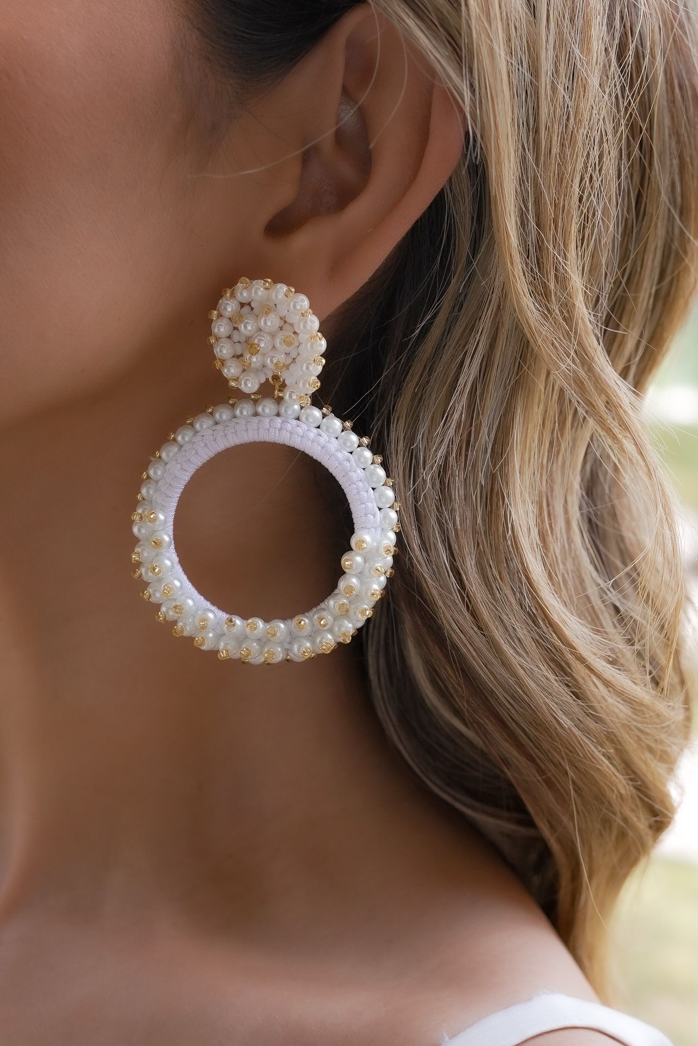 Aretes Tejidos en Tono Blanco en Baño de Oro de 24 Kilates