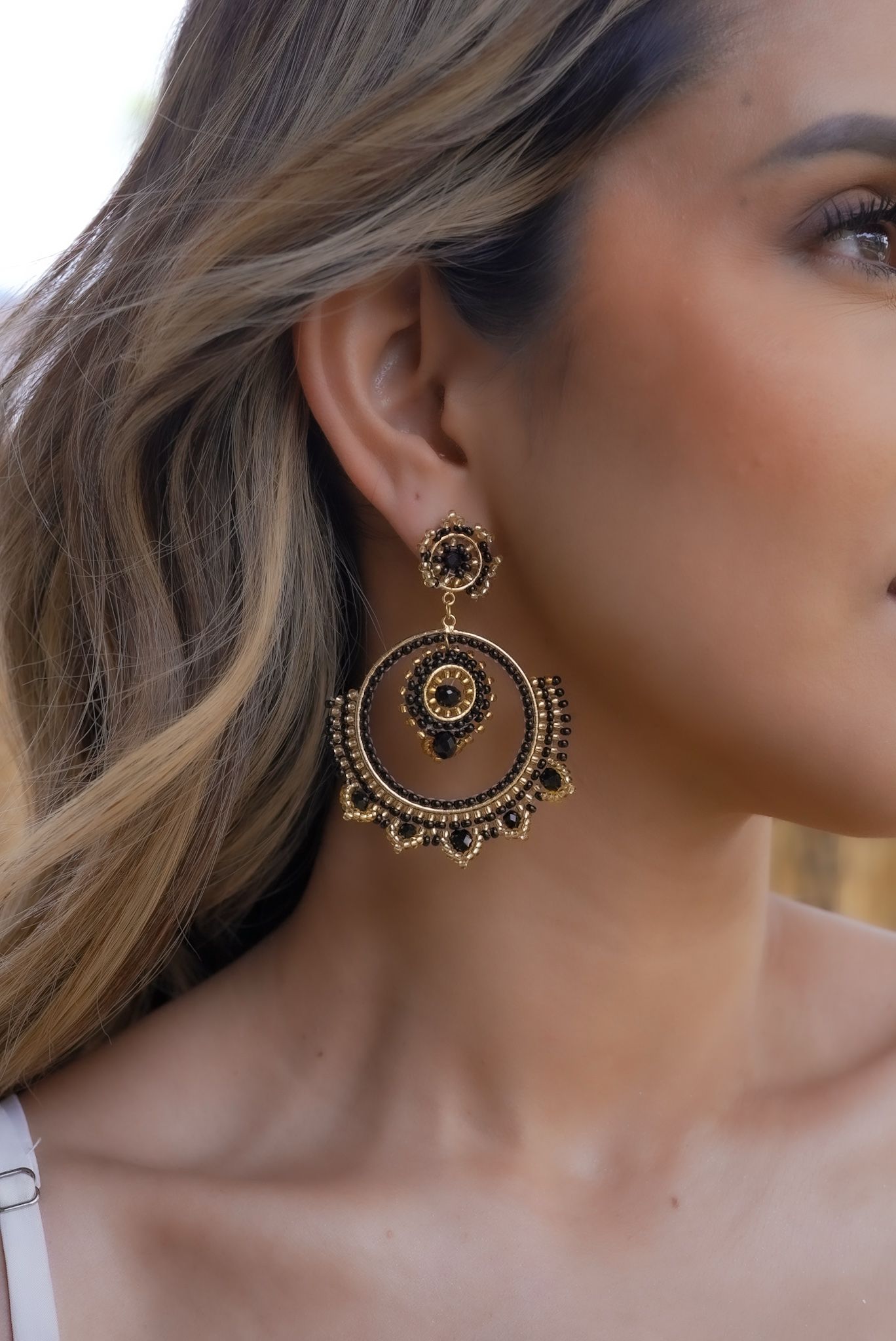 Aretes Tejidos en Tono Negro en Baño de Oro de 24 Kilates