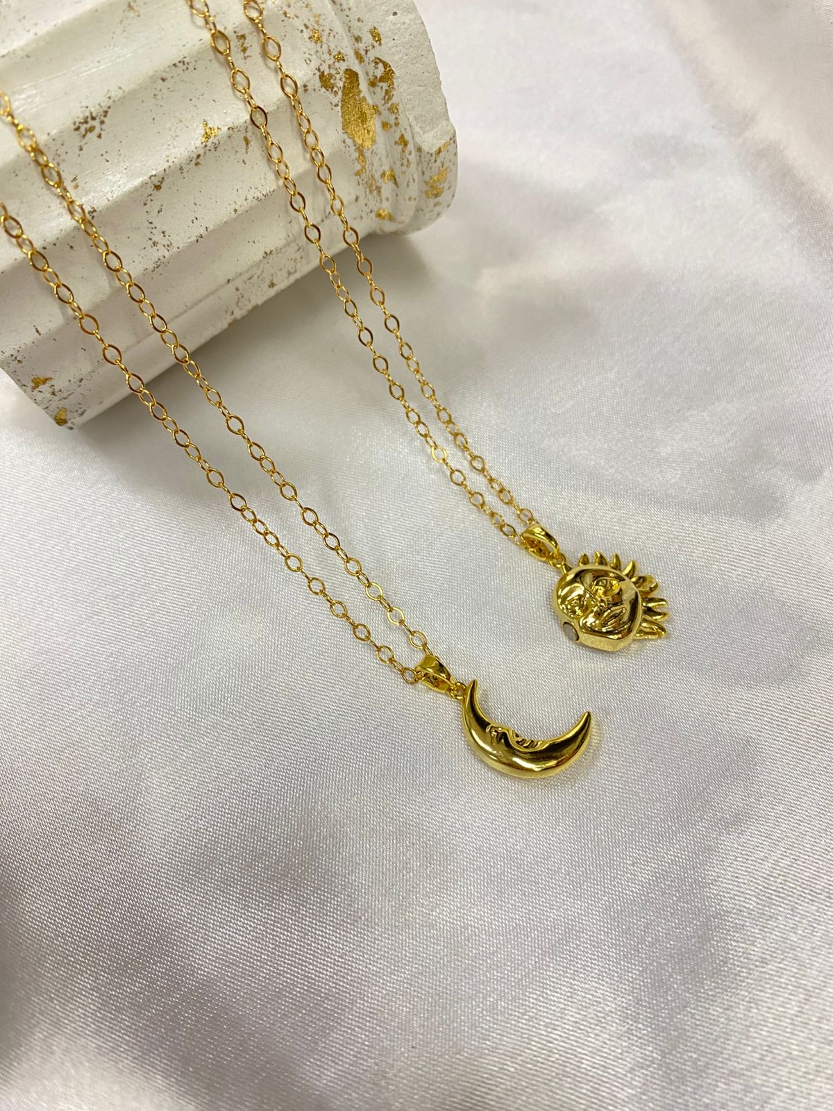 Collar de Pareja Sol y Luna dorado Magnético